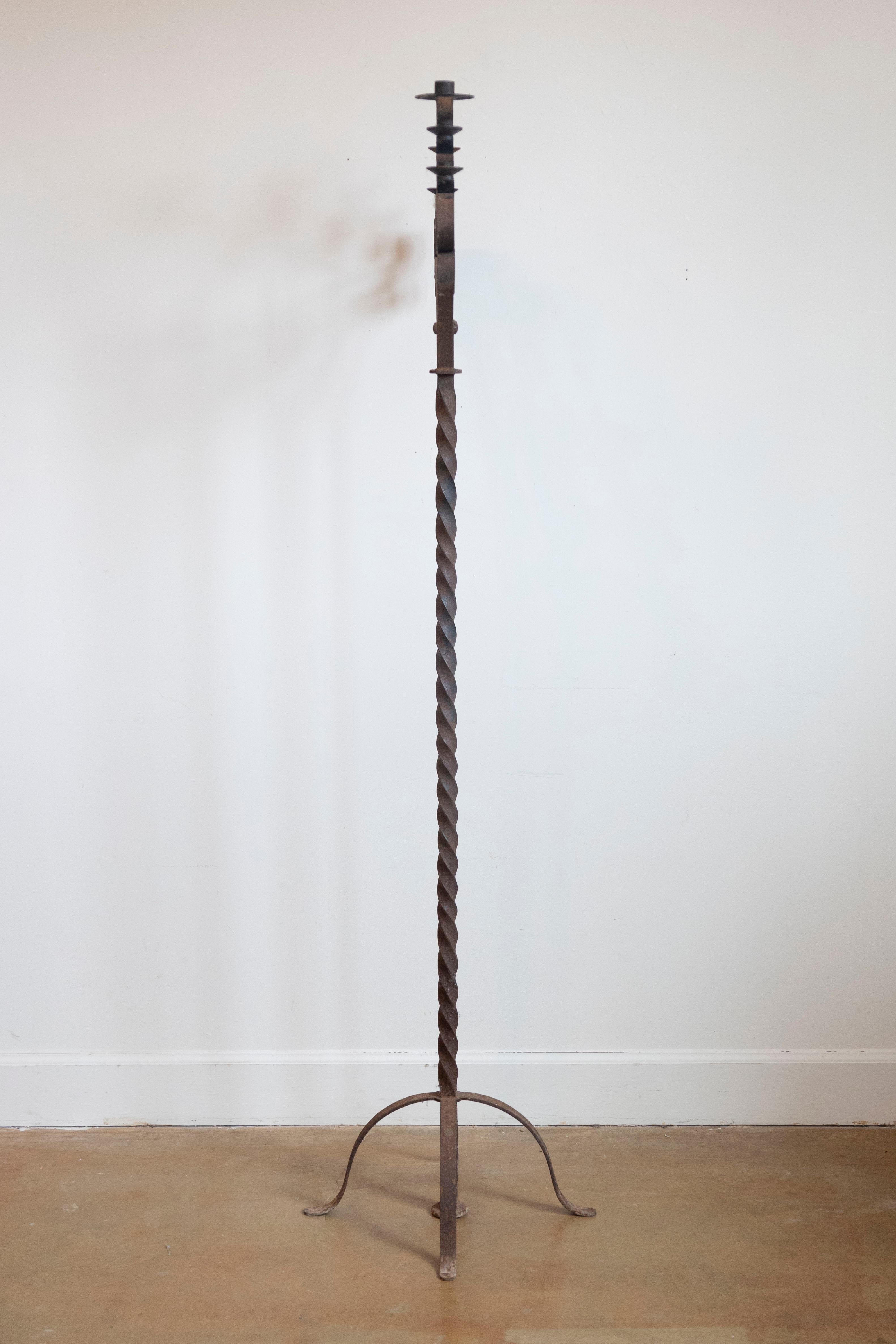 Candelabro da terra francese di fine secolo in ferro con cinque grilli In condizioni buone in vendita a Atlanta, GA