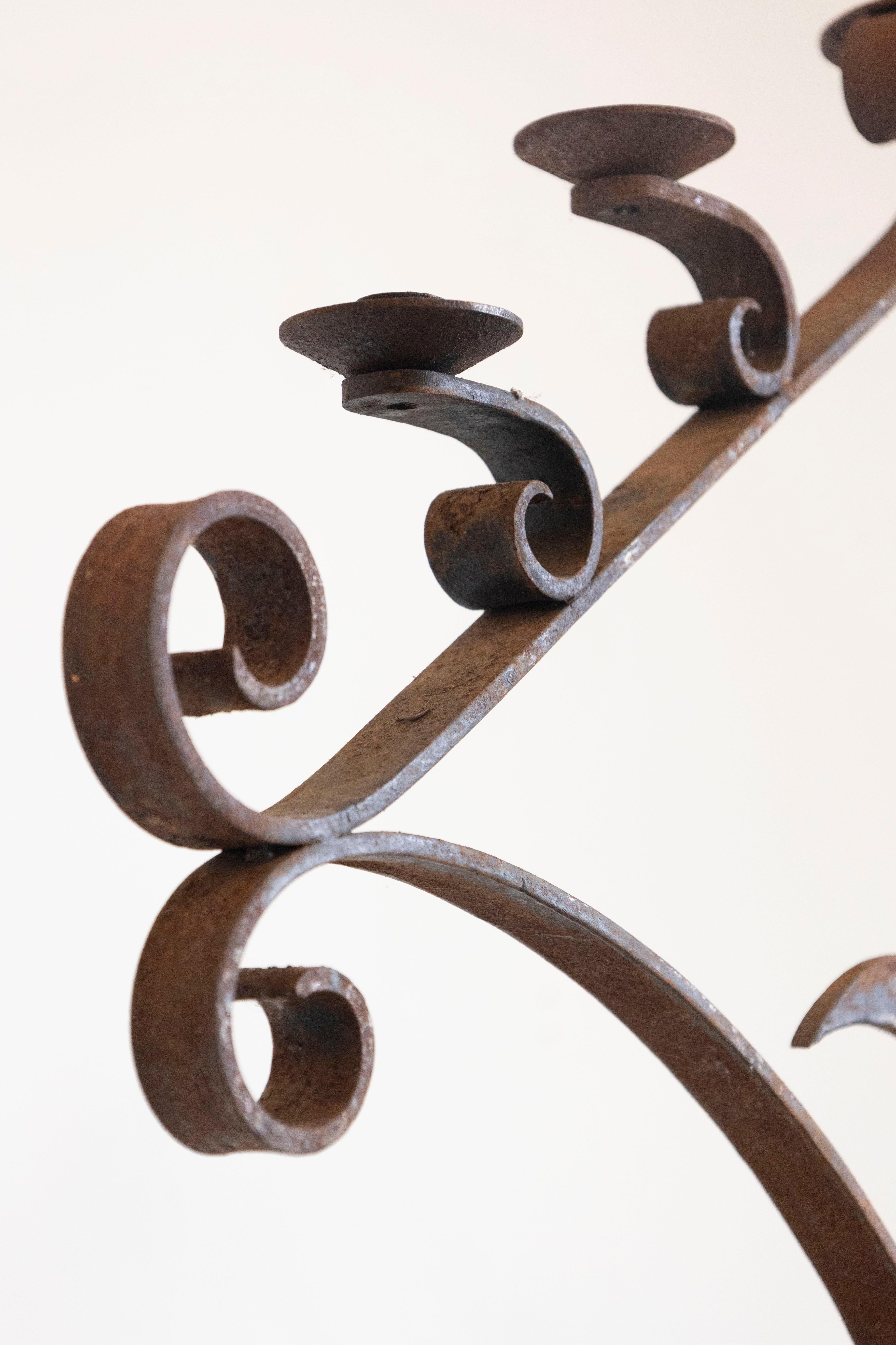 Ferro Candelabro da terra francese di fine secolo in ferro con cinque grilli in vendita