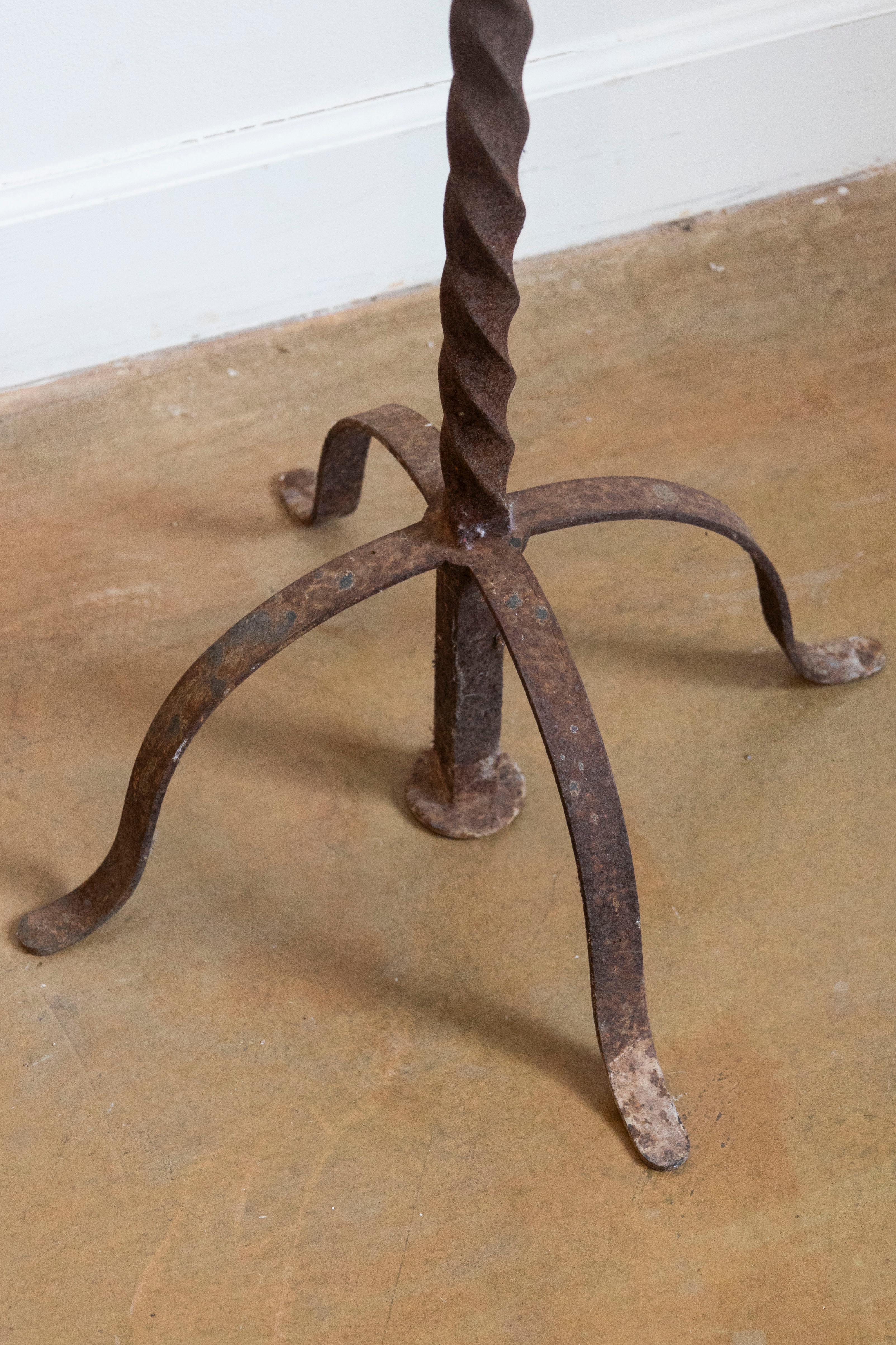 Candelabro da terra francese di fine secolo in ferro con cinque grilli in vendita 1