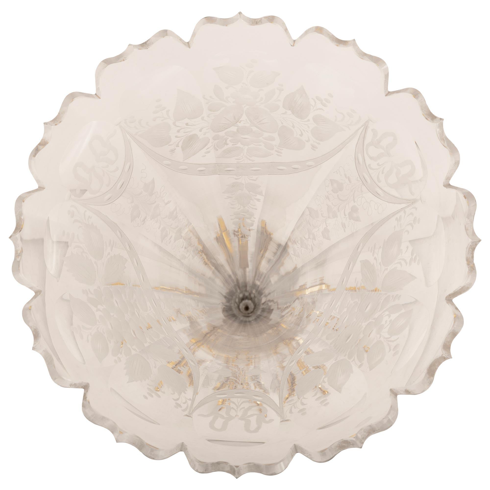 Eine elegante französische Vase aus der Jahrhundertwende aus Louis XVI st. Baccarat Kristall und Ormolu montiert. Die Vase steht auf einem verschnörkelten Dreibeinsockel über kleinen Ormolukugelfüßen. Der verschnörkelte Sockel ist außerdem mit