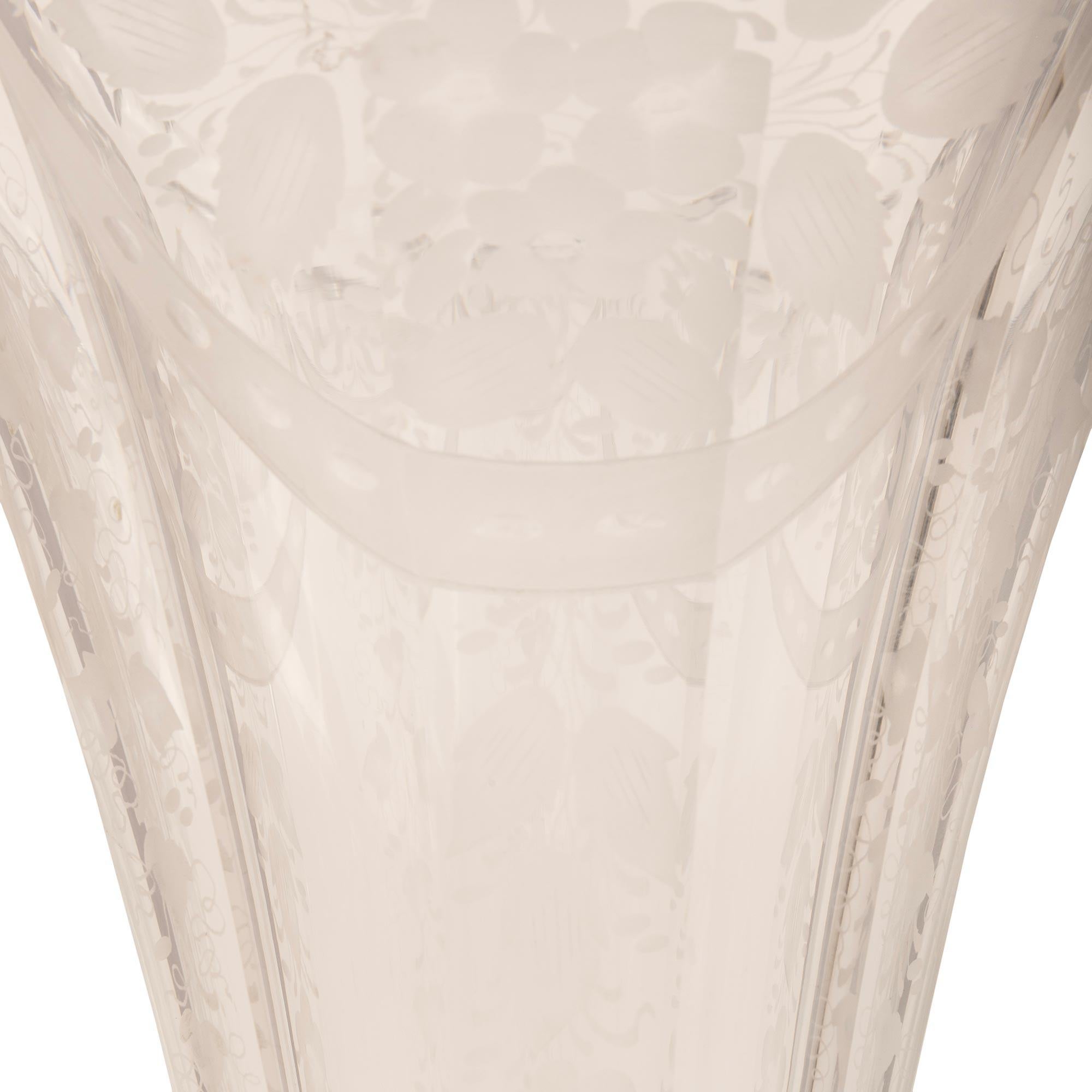 Jarrón francés de principios de siglo Luis XVI con montura de cristal de Baccarat y ormolu siglo XX en venta