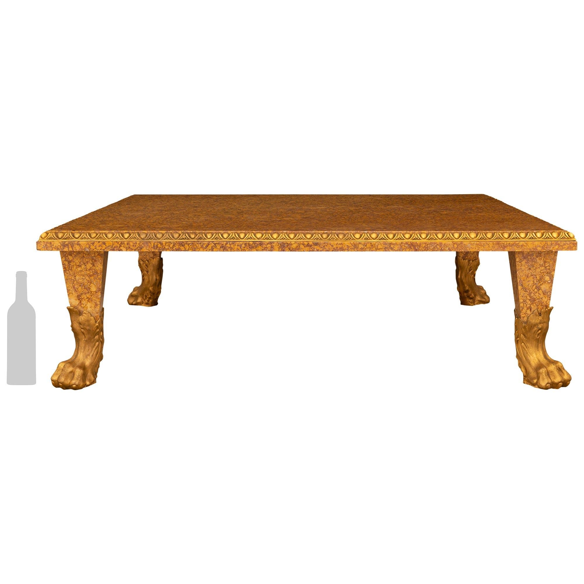 Très belle table basse en marbre Brocatelle d'Espagne et bronze doré, de style Louis XVI. Cette magnifique table basse repose sur quatre pieds carrés effilés en marbre Brocatelle d'Espagne, qui reposent sur des pattes de lion décorées de feuillages.