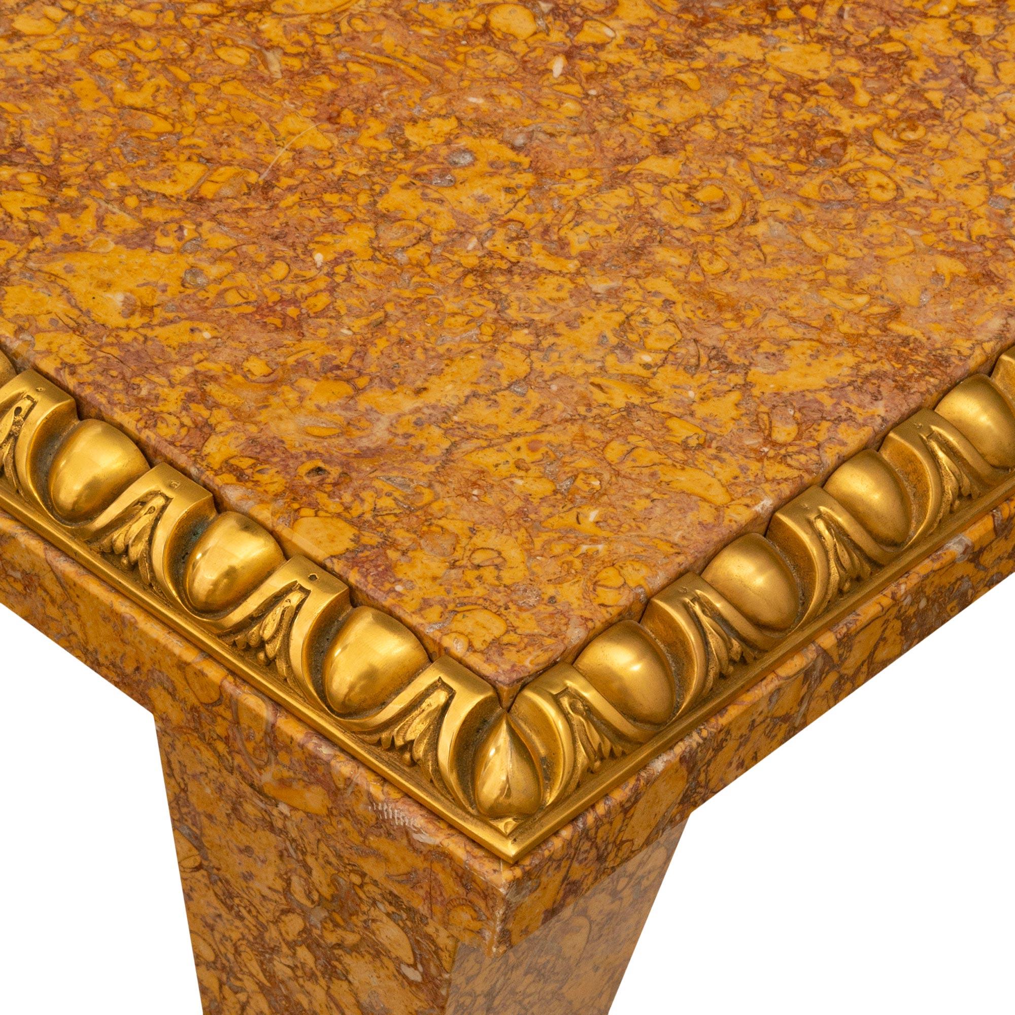 Table basse en marbre Brocatelle d'Espagne de style Louis XVI du début du siècle Bon état - En vente à West Palm Beach, FL