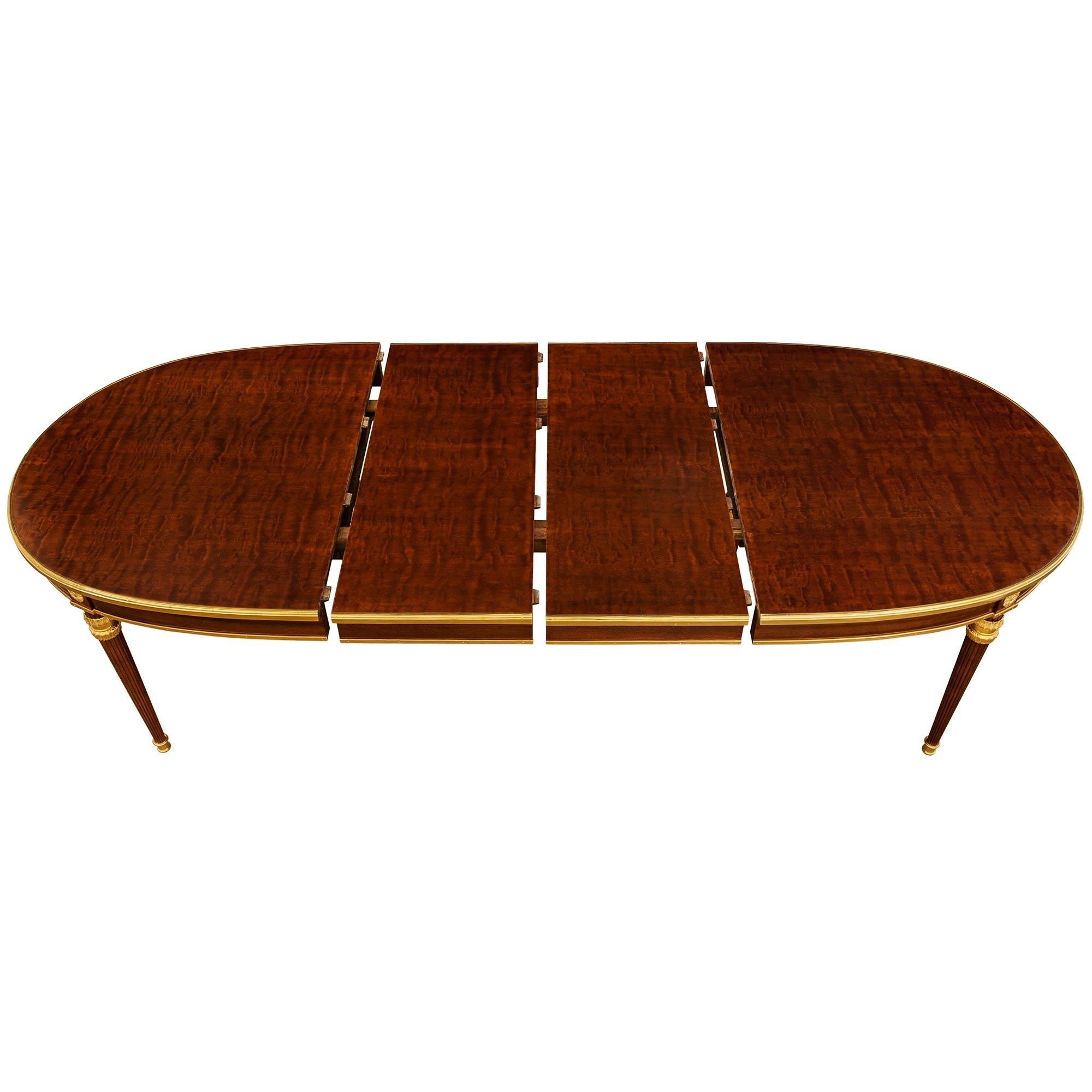 Table de salle à manger de style Louis XVI en acajou et bronze doré. en vente 4