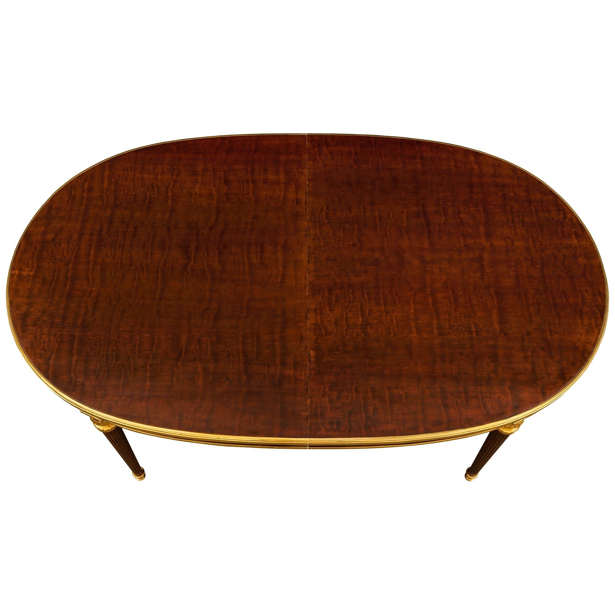 Table de salle à manger de style Louis XVI en acajou et bronze doré. en vente 5