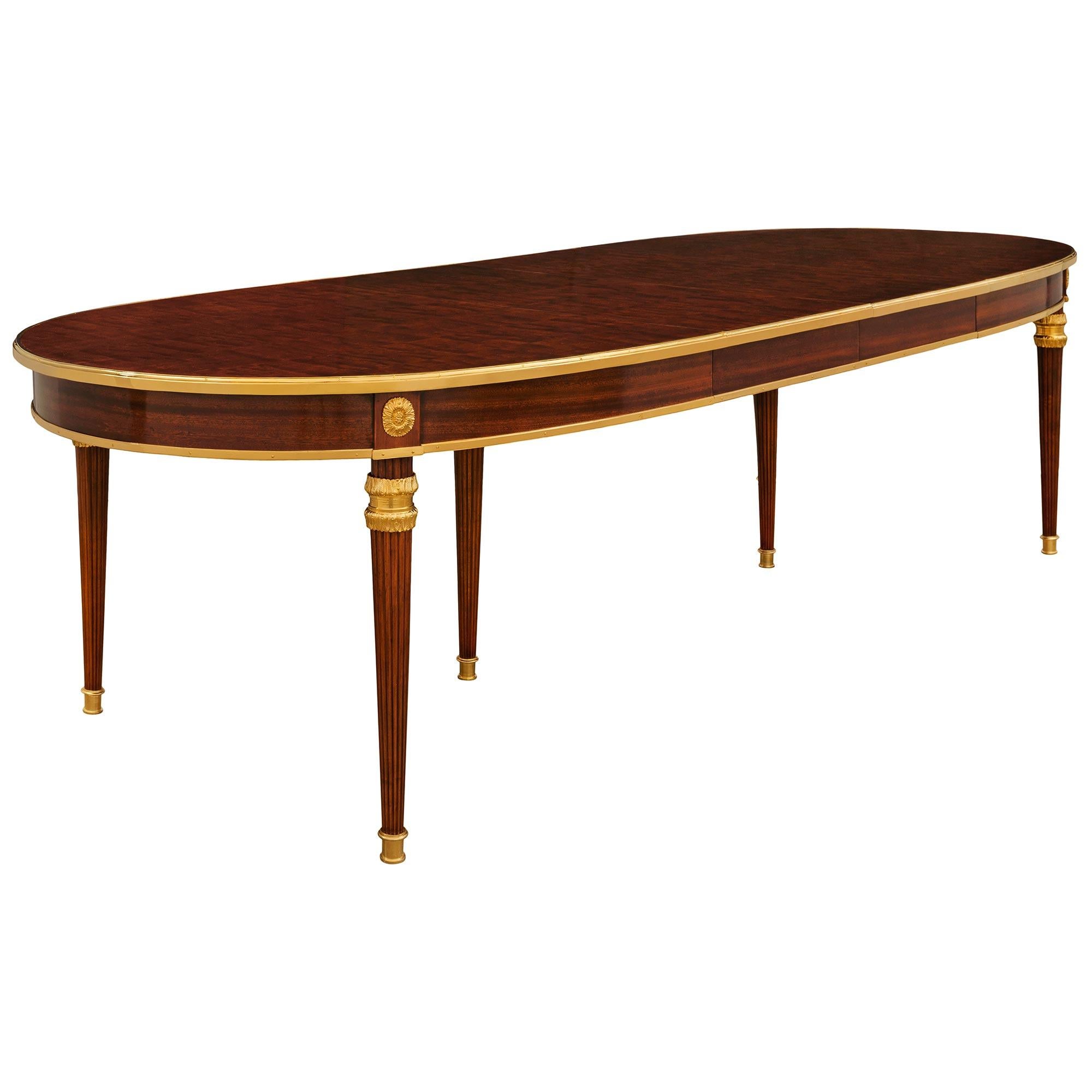 Français Table de salle à manger de style Louis XVI en acajou et bronze doré. en vente