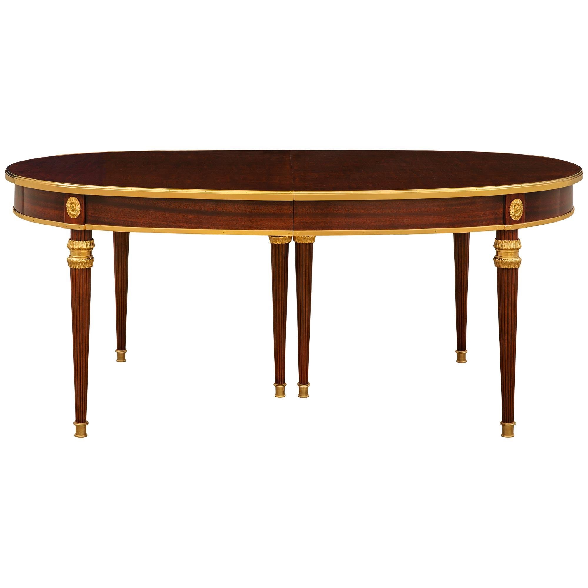 Bronze doré Table de salle à manger de style Louis XVI en acajou et bronze doré. en vente