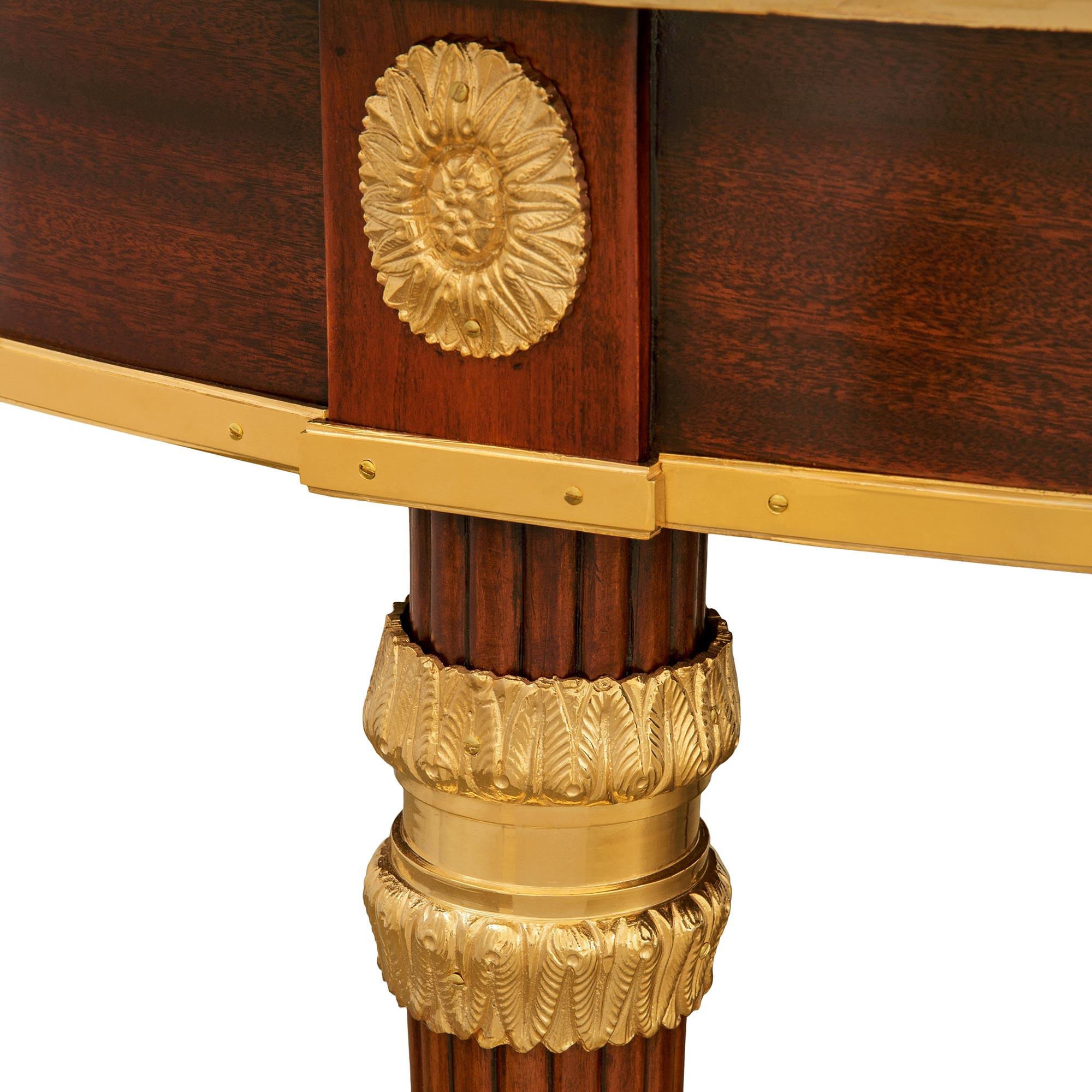 Table de salle à manger de style Louis XVI en acajou et bronze doré. en vente 1