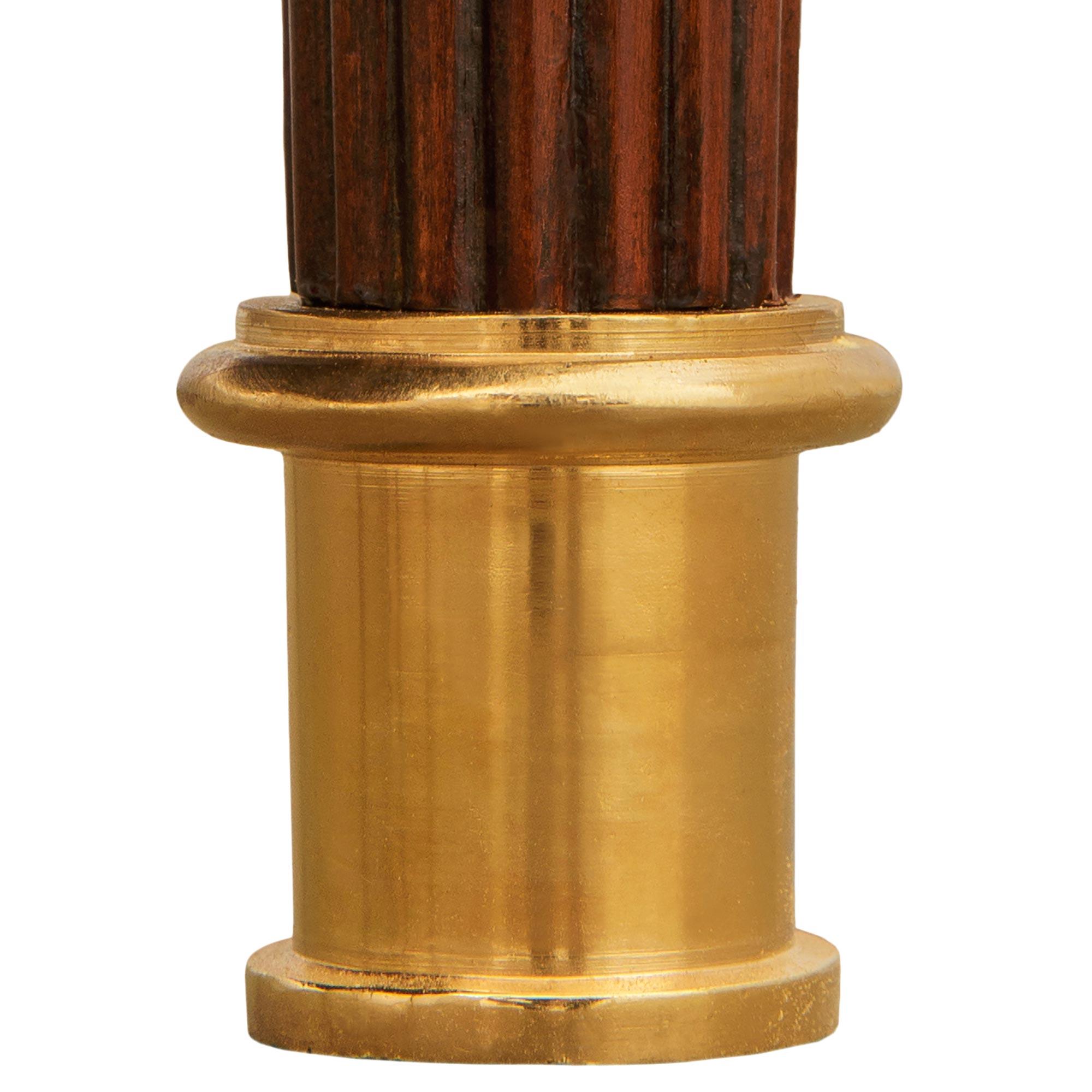 Table de salle à manger de style Louis XVI en acajou et bronze doré. en vente 2