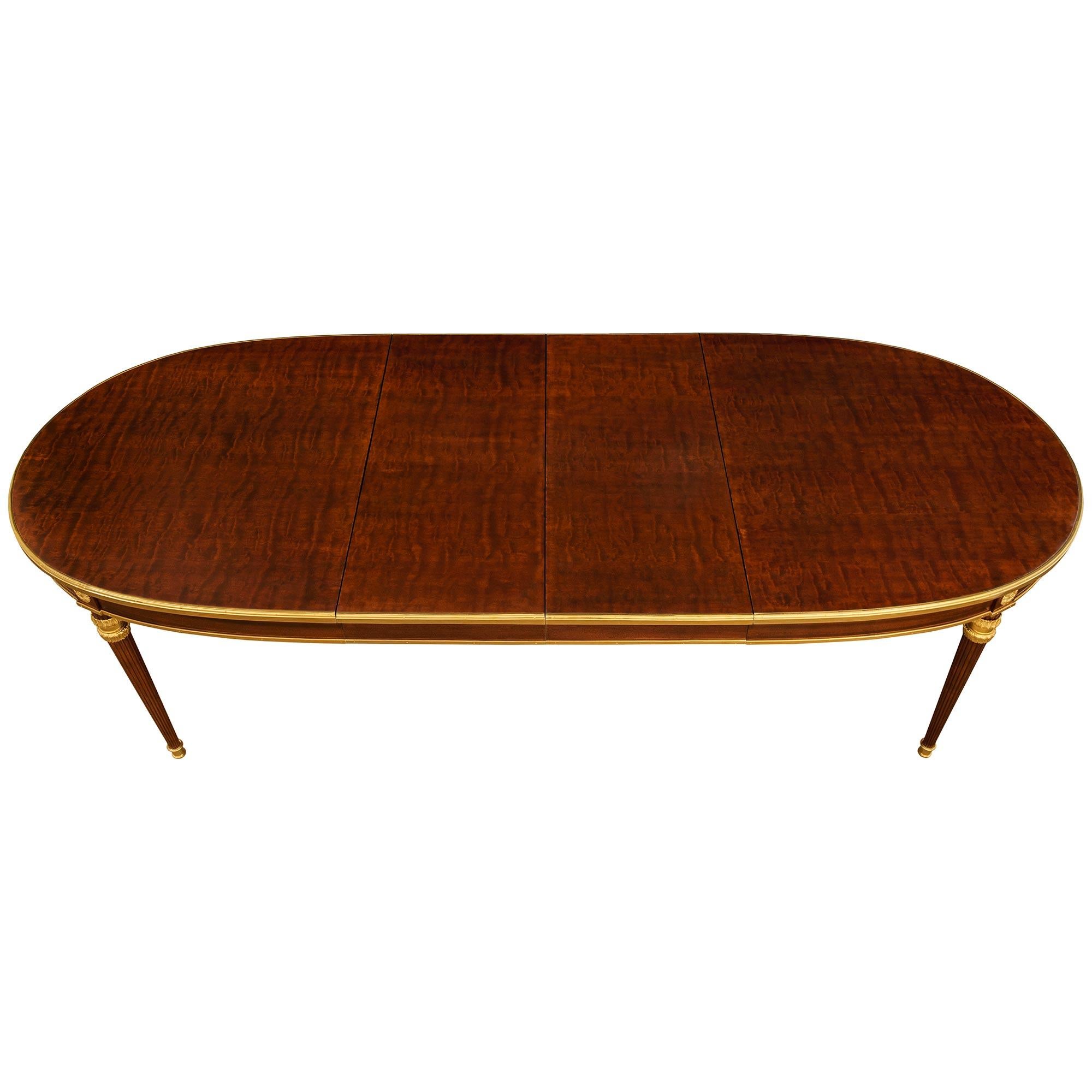 Table de salle à manger de style Louis XVI en acajou et bronze doré. en vente 3