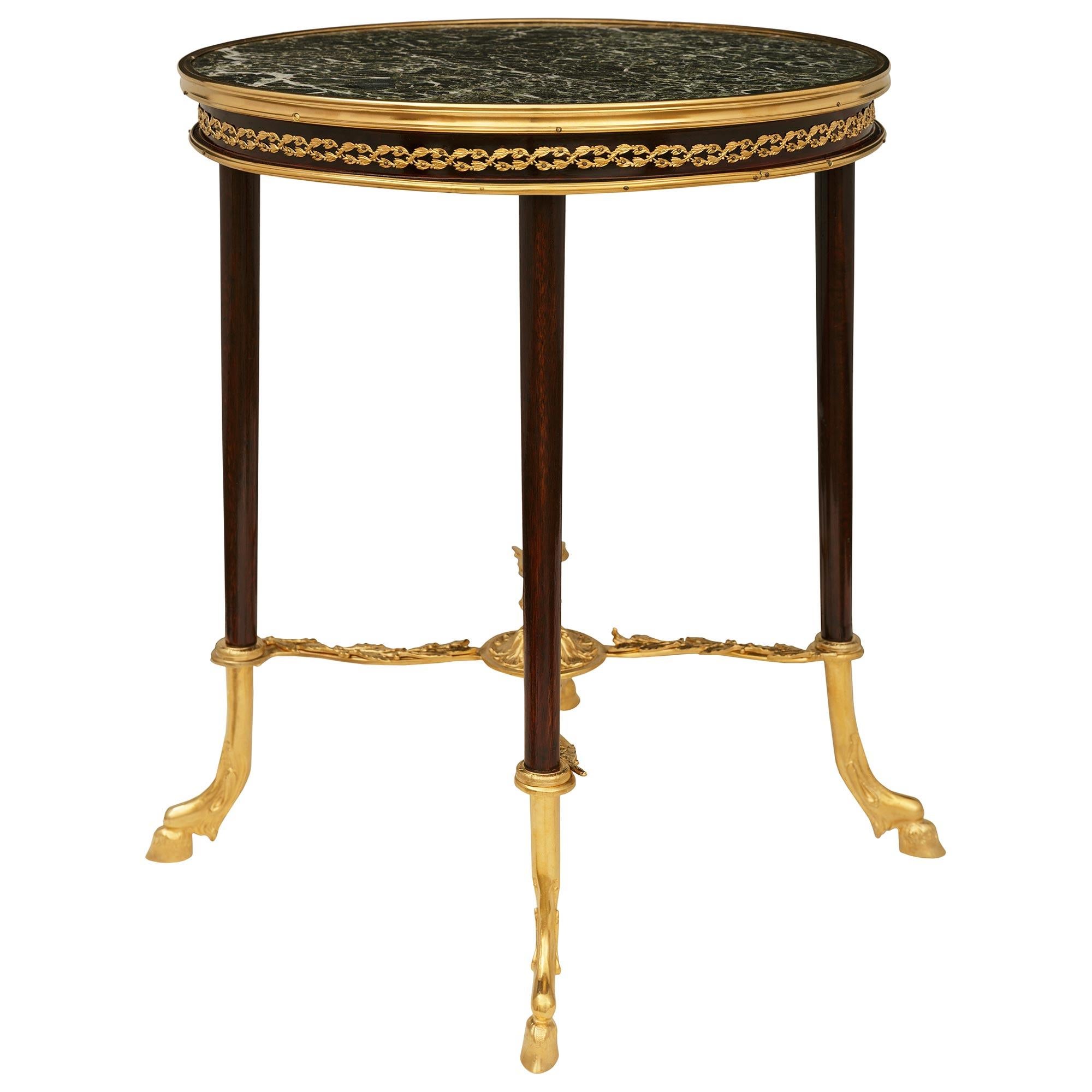 Français Table d'appoint en acajou, bronze doré et marbre de style Louis XVI. en vente