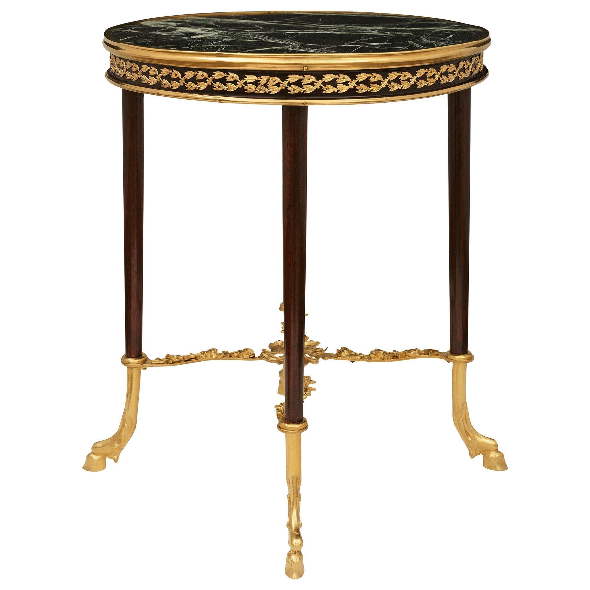 Français Table d'appoint en acajou, bronze doré et marbre de style Louis XVI. en vente