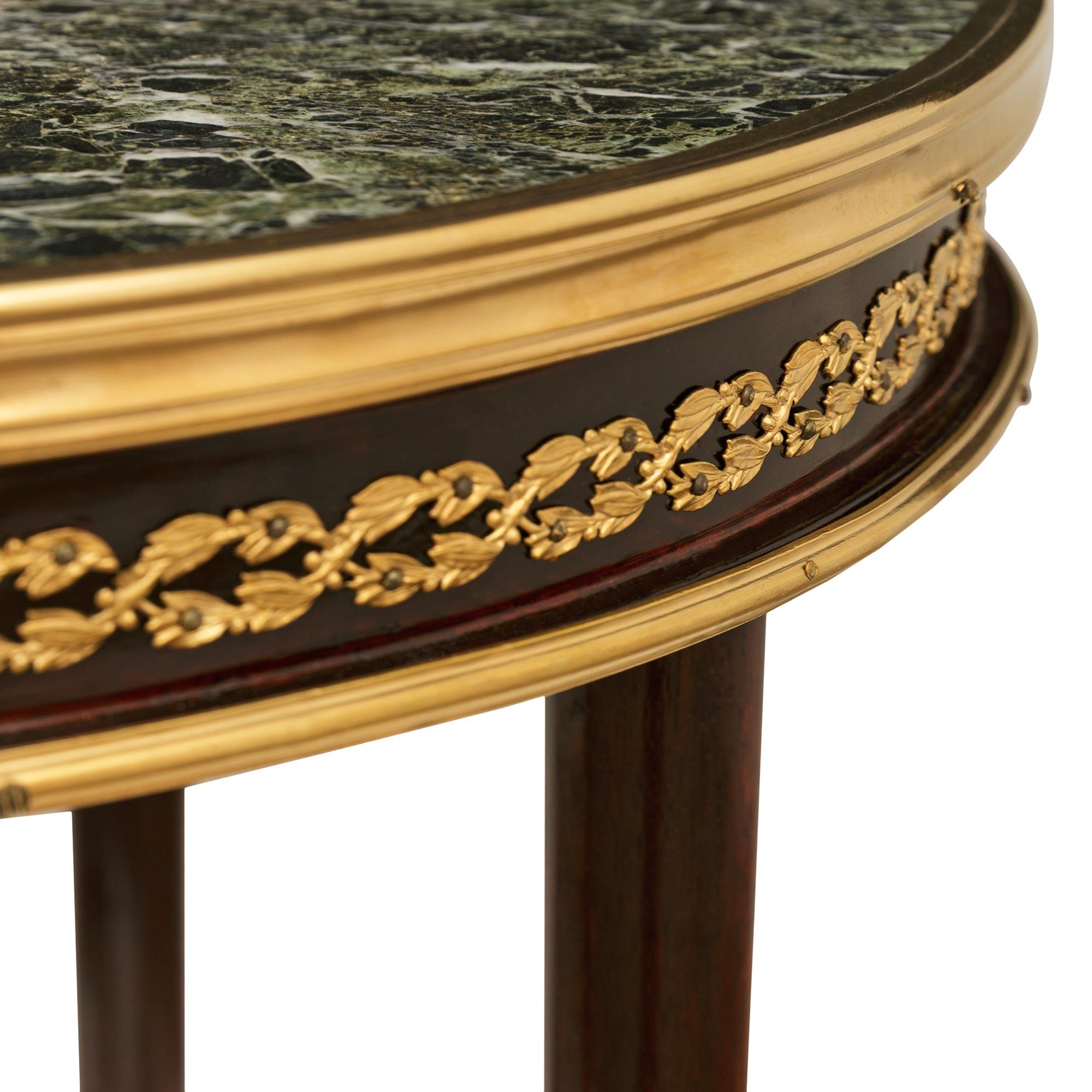 Table d'appoint en acajou, bronze doré et marbre de style Louis XVI. Bon état - En vente à West Palm Beach, FL