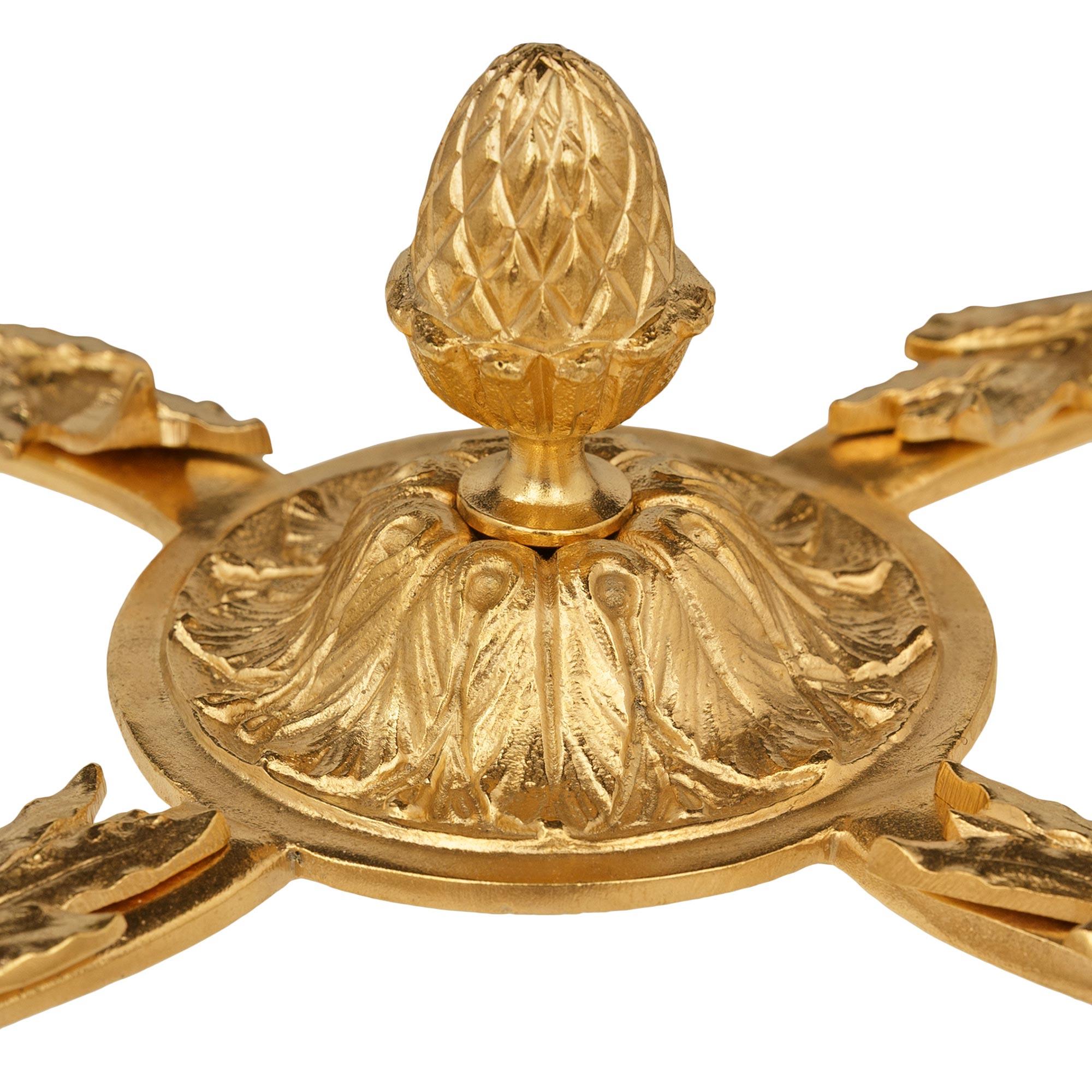 XIXe siècle Table d'appoint en acajou, bronze doré et marbre de style Louis XVI. en vente