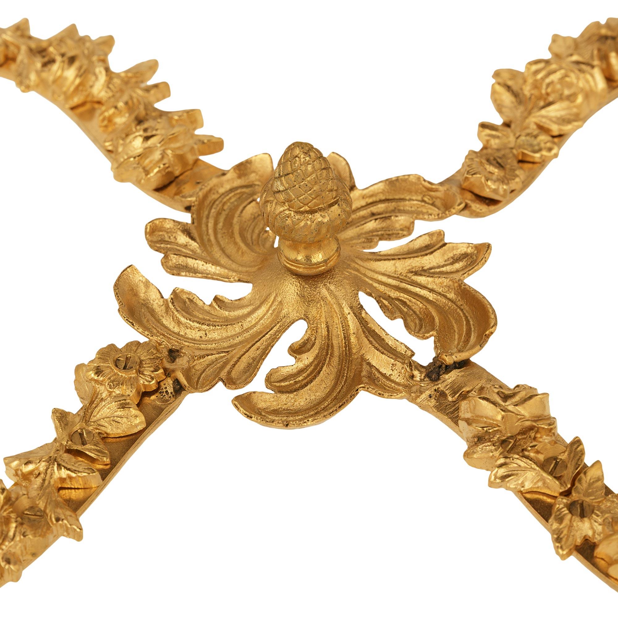 XIXe siècle Table d'appoint en acajou, bronze doré et marbre de style Louis XVI. en vente