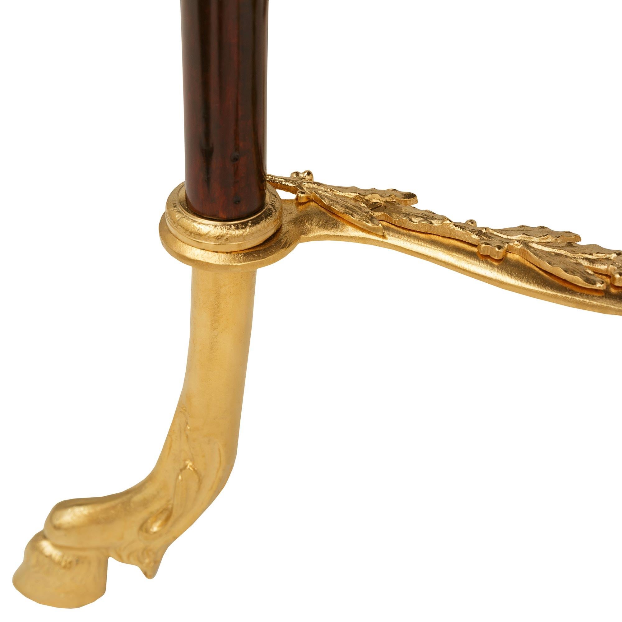 Bronze doré Table d'appoint en acajou, bronze doré et marbre de style Louis XVI. en vente