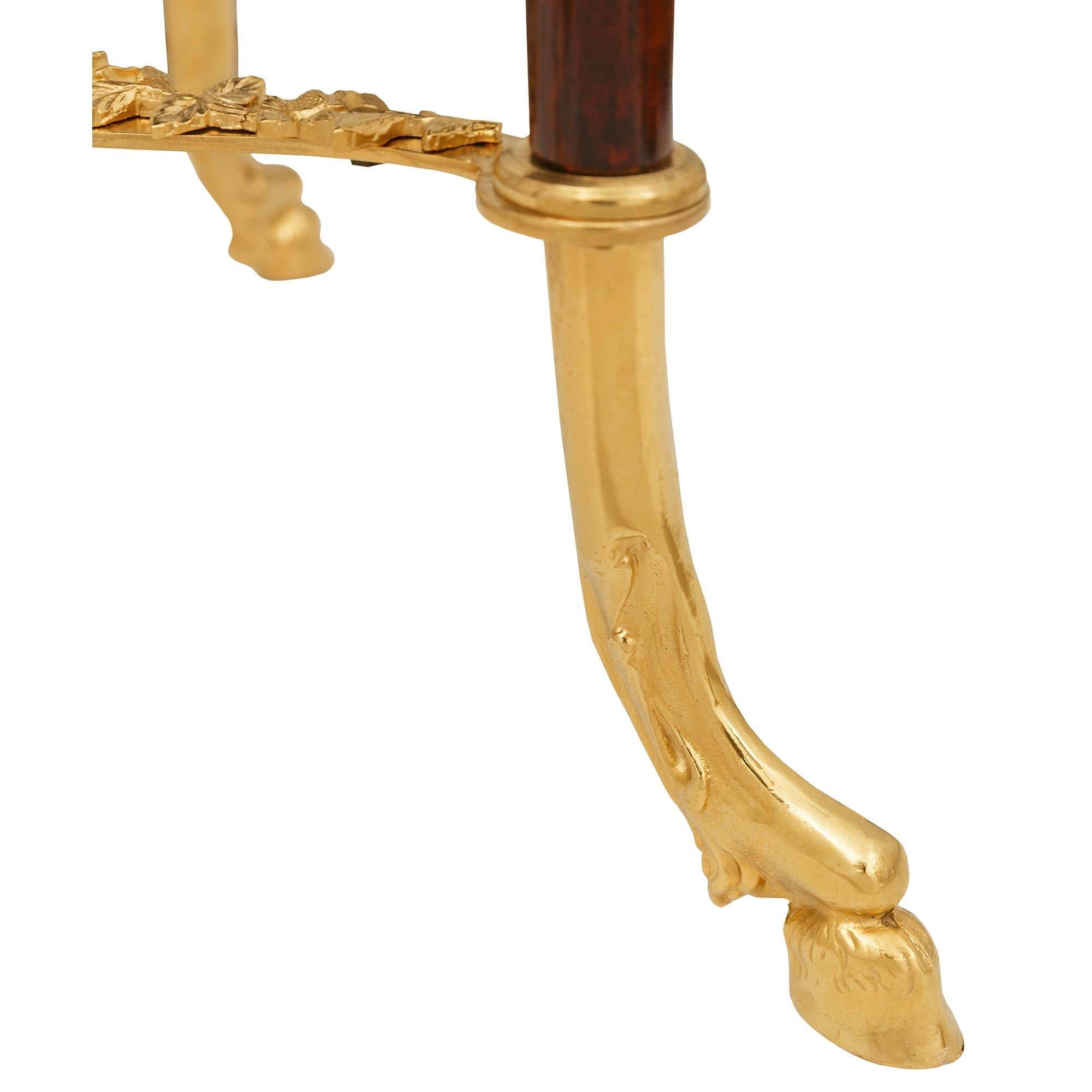 Bronze doré Table d'appoint en acajou, bronze doré et marbre de style Louis XVI. en vente