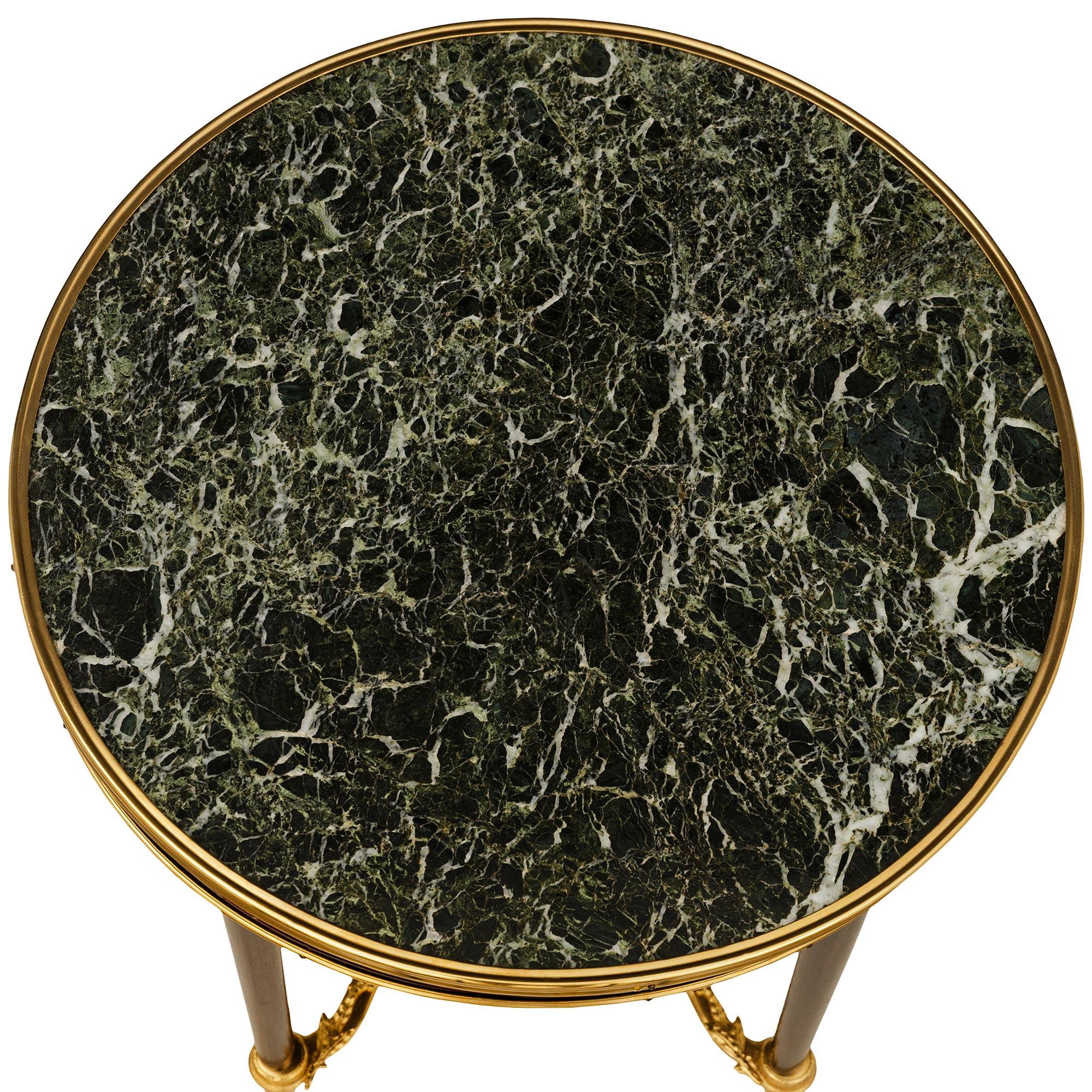 Table d'appoint en acajou, bronze doré et marbre de style Louis XVI. en vente 1