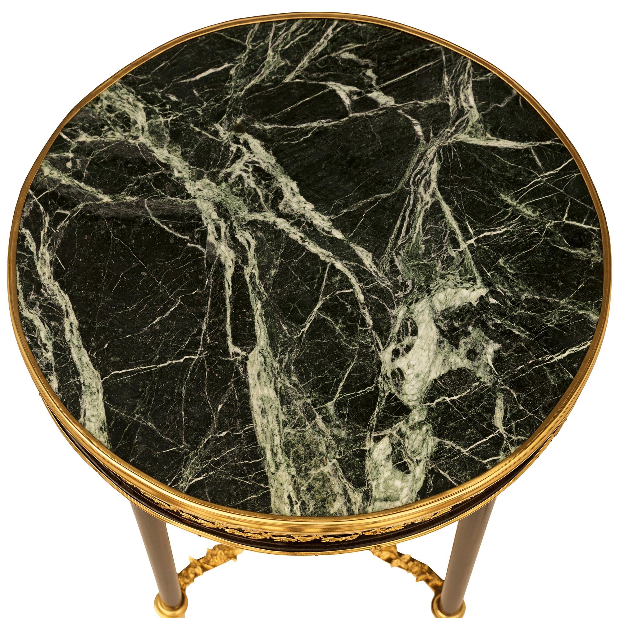 Table d'appoint en acajou, bronze doré et marbre de style Louis XVI. en vente 1