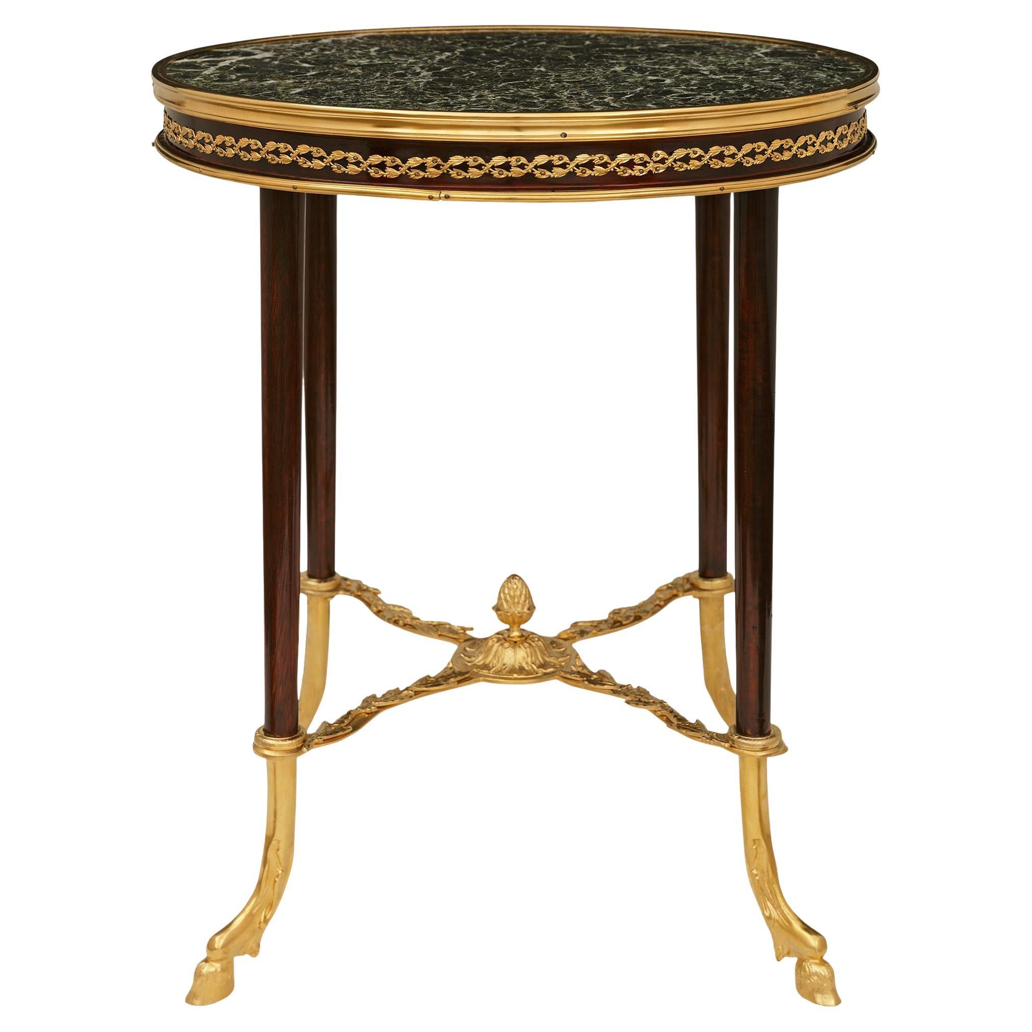Table d'appoint en acajou, bronze doré et marbre de style Louis XVI.