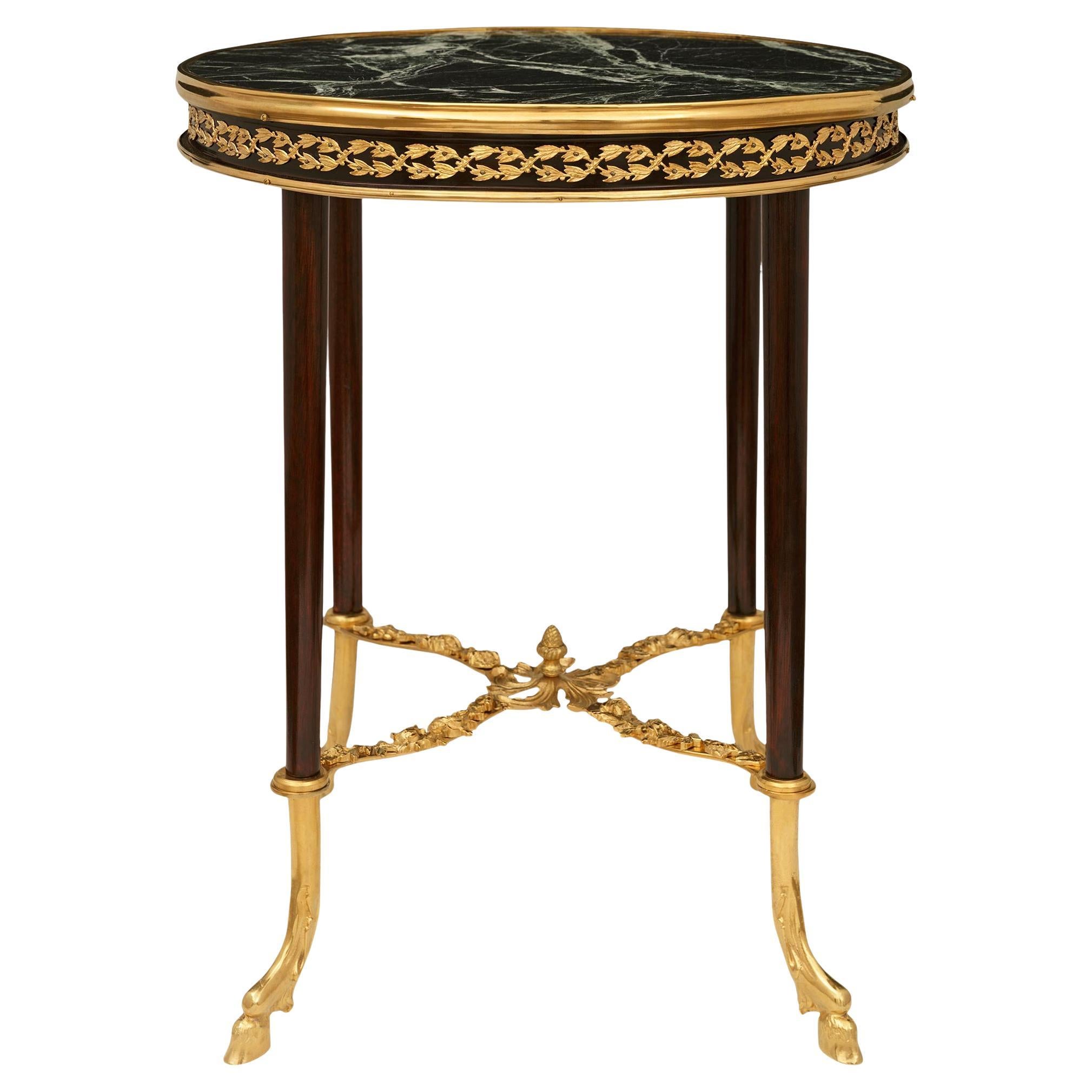 Table d'appoint en acajou, bronze doré et marbre de style Louis XVI.