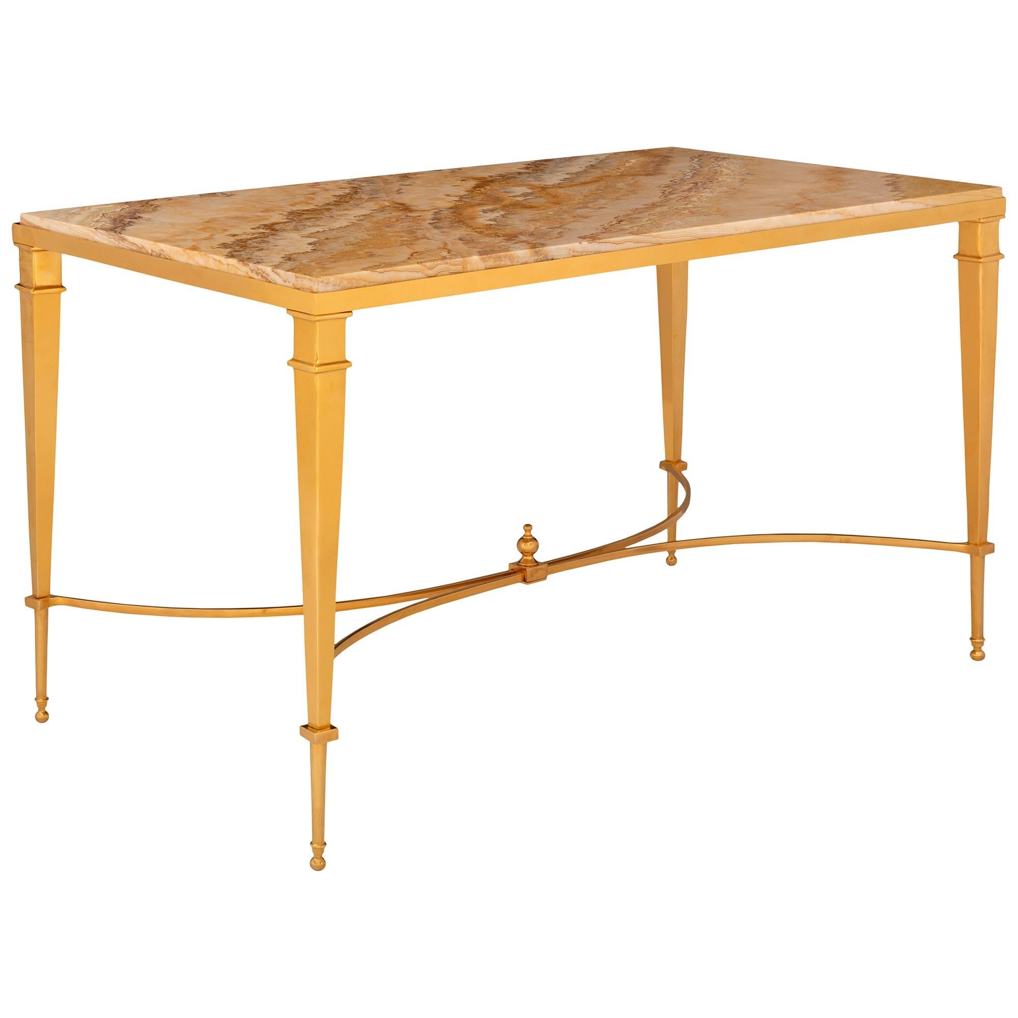 Français Table basse en bronze doré et onyx Honey de style Louis XVI du début du siècle. en vente