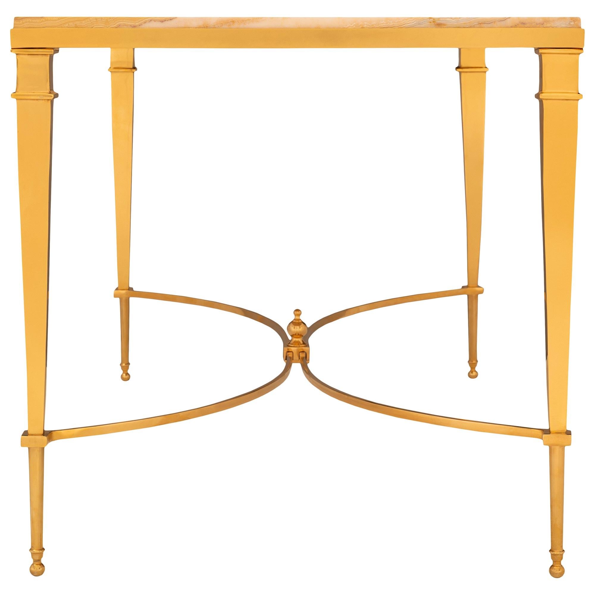 Table basse en bronze doré et onyx Honey de style Louis XVI du début du siècle. Bon état - En vente à West Palm Beach, FL