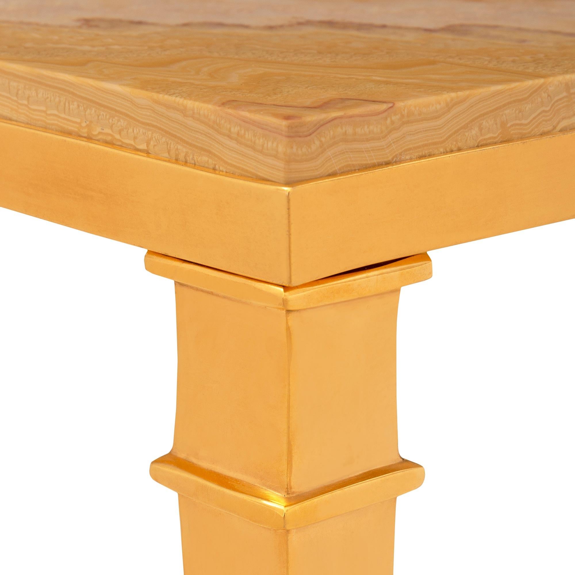 20ième siècle Table basse en bronze doré et onyx Honey de style Louis XVI du début du siècle. en vente