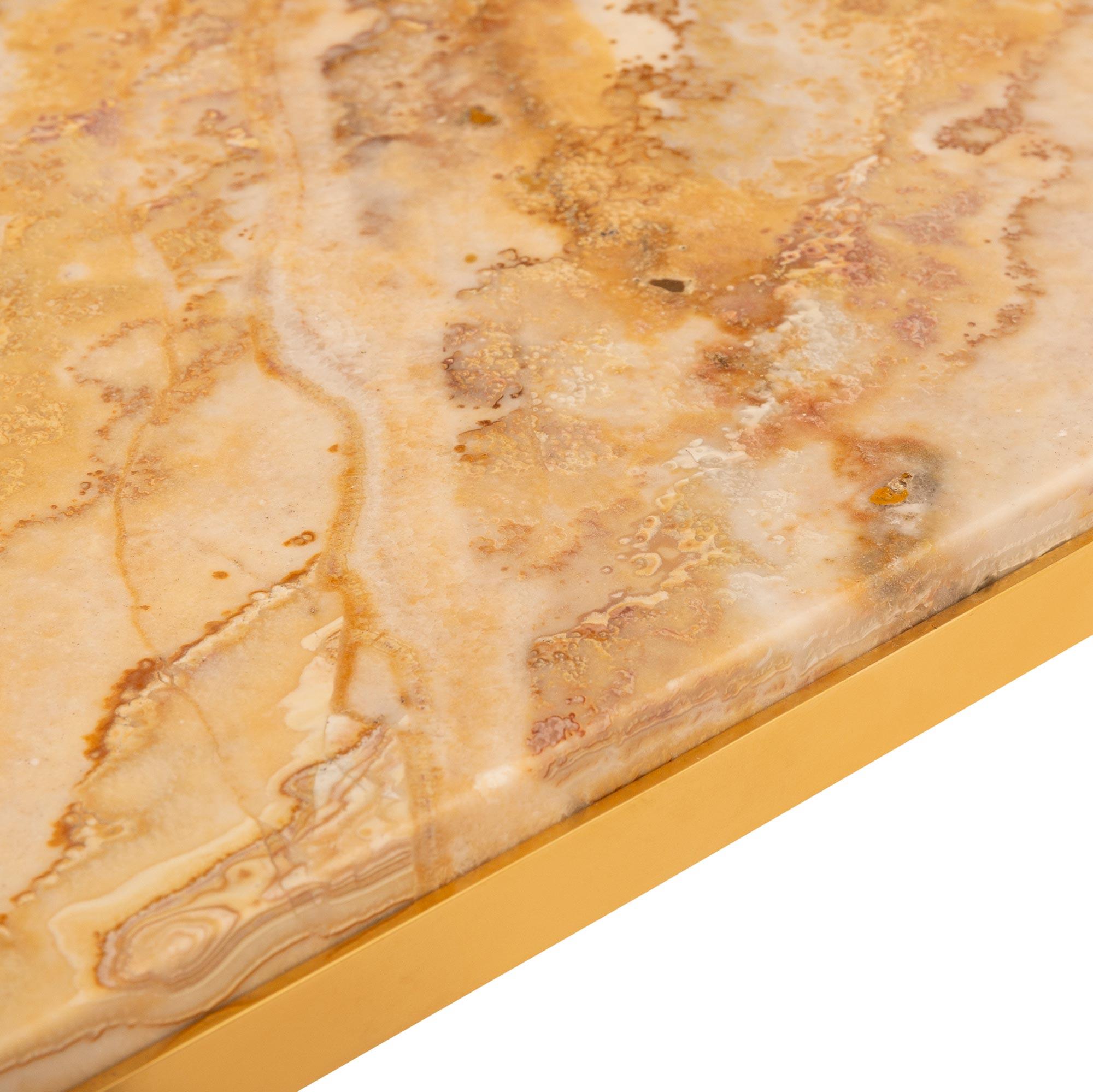 Onyx Table basse en bronze doré et onyx Honey de style Louis XVI du début du siècle. en vente