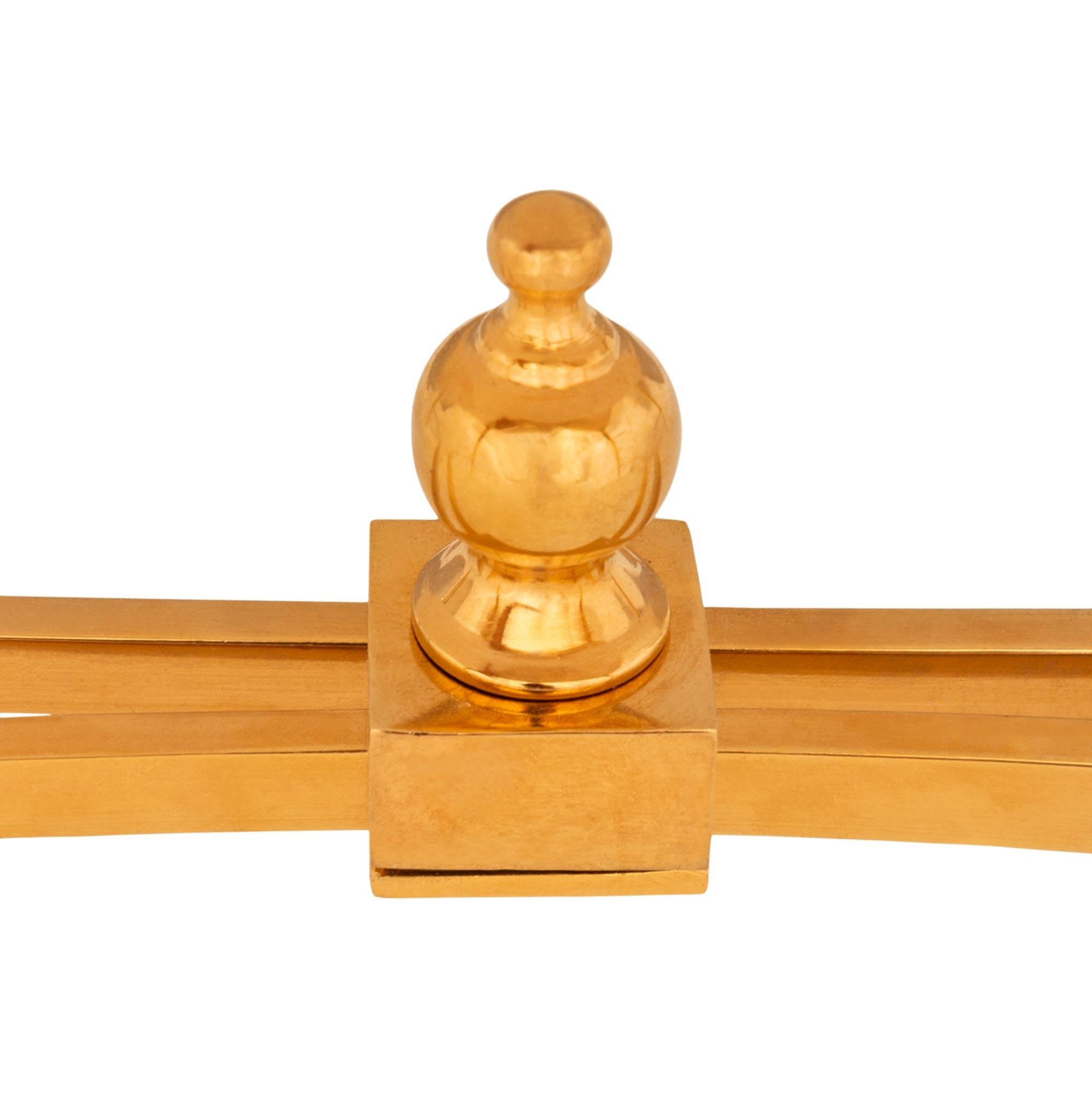 Table basse en bronze doré et onyx Honey de style Louis XVI du début du siècle. en vente 1