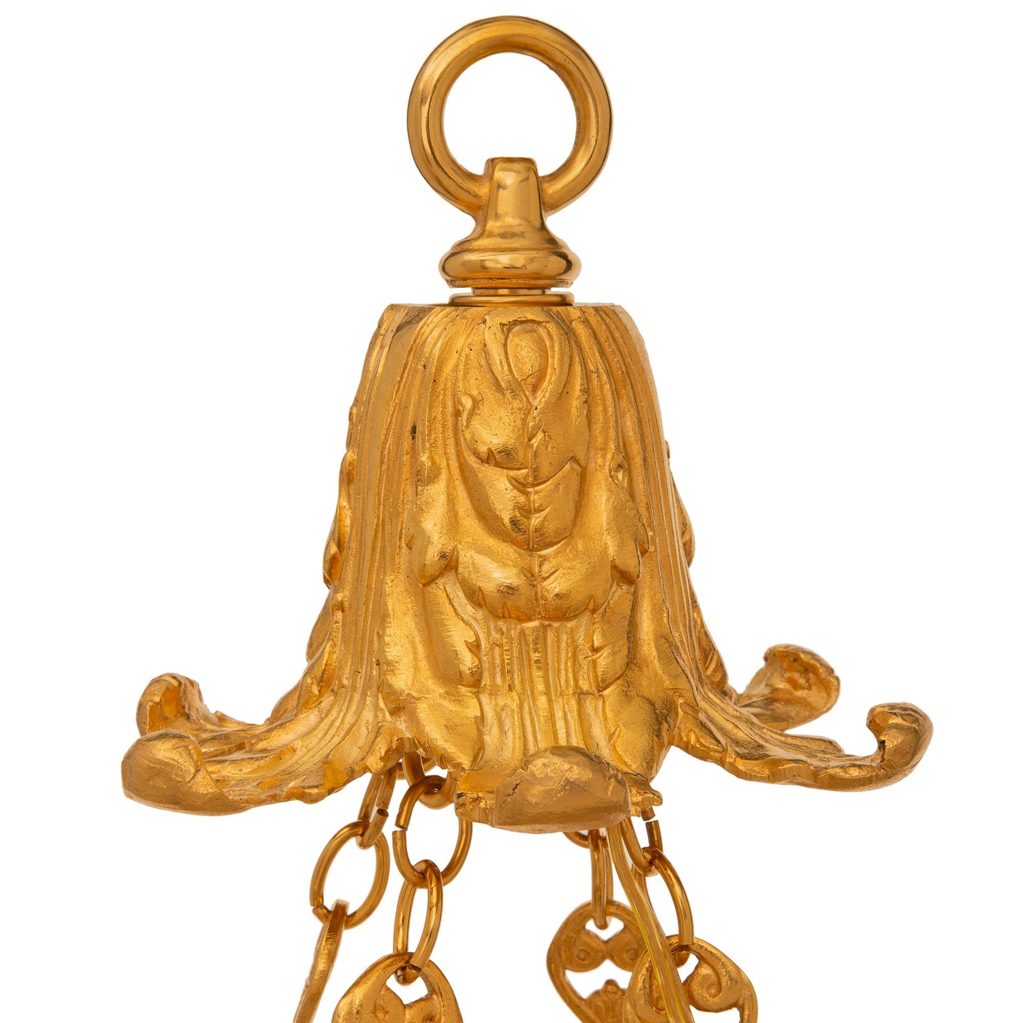 Französischer Kronleuchter aus Goldbronze, Kristall und Glas im Louis-XVI-Stil der Jahrhundertmitte (Mattiert) im Angebot