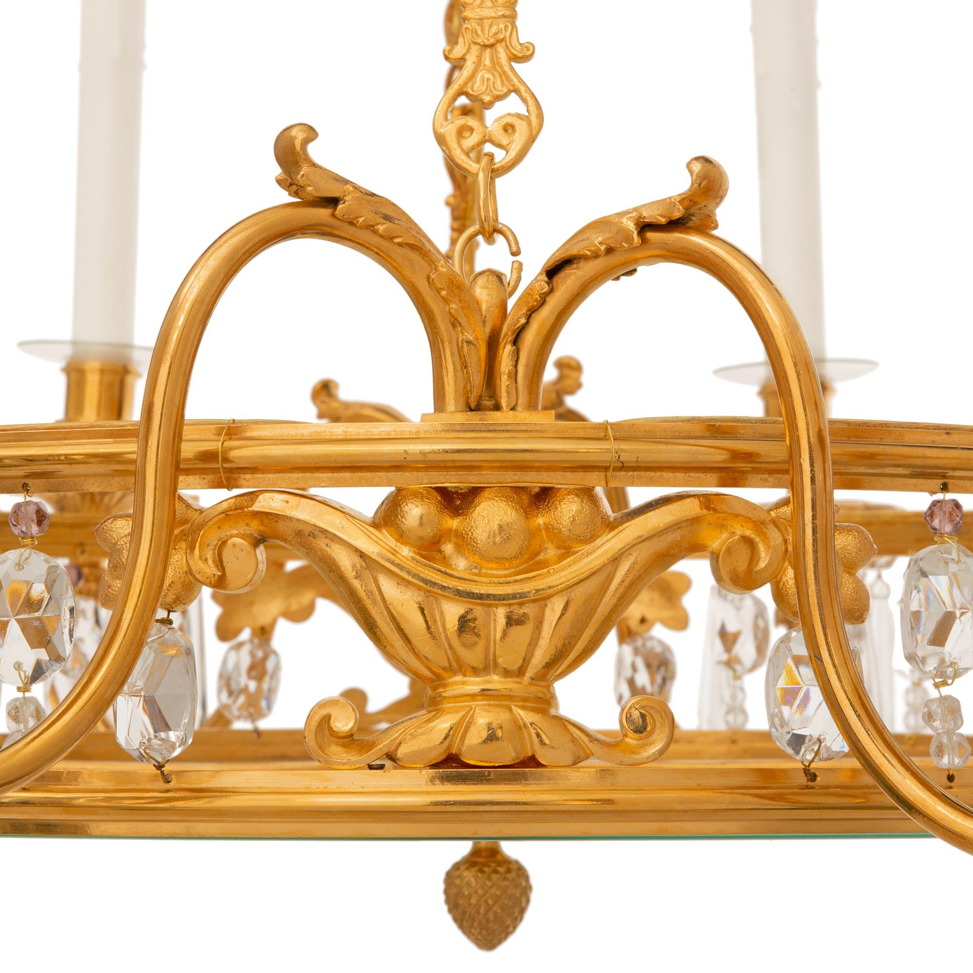 Französischer Kronleuchter aus Goldbronze, Kristall und Glas im Louis-XVI-Stil der Jahrhundertmitte im Zustand „Gut“ im Angebot in West Palm Beach, FL