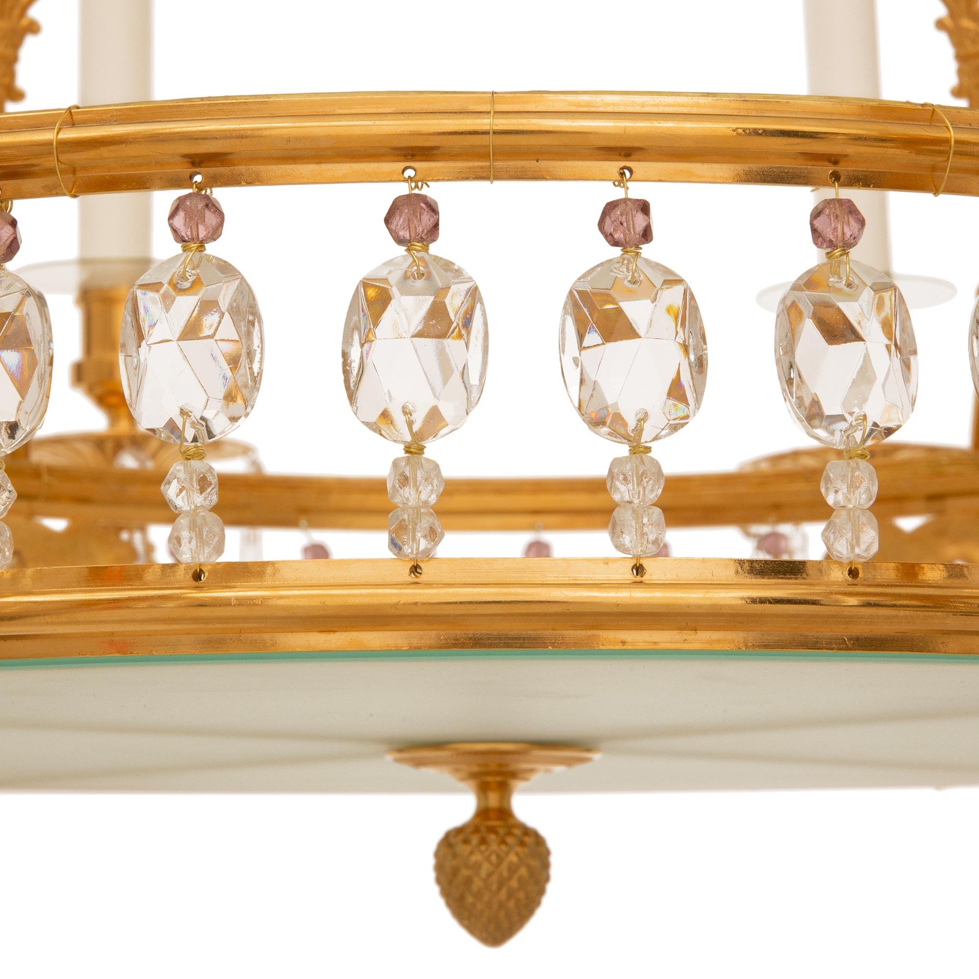 Französischer Kronleuchter aus Goldbronze, Kristall und Glas im Louis-XVI-Stil der Jahrhundertmitte (20. Jahrhundert) im Angebot