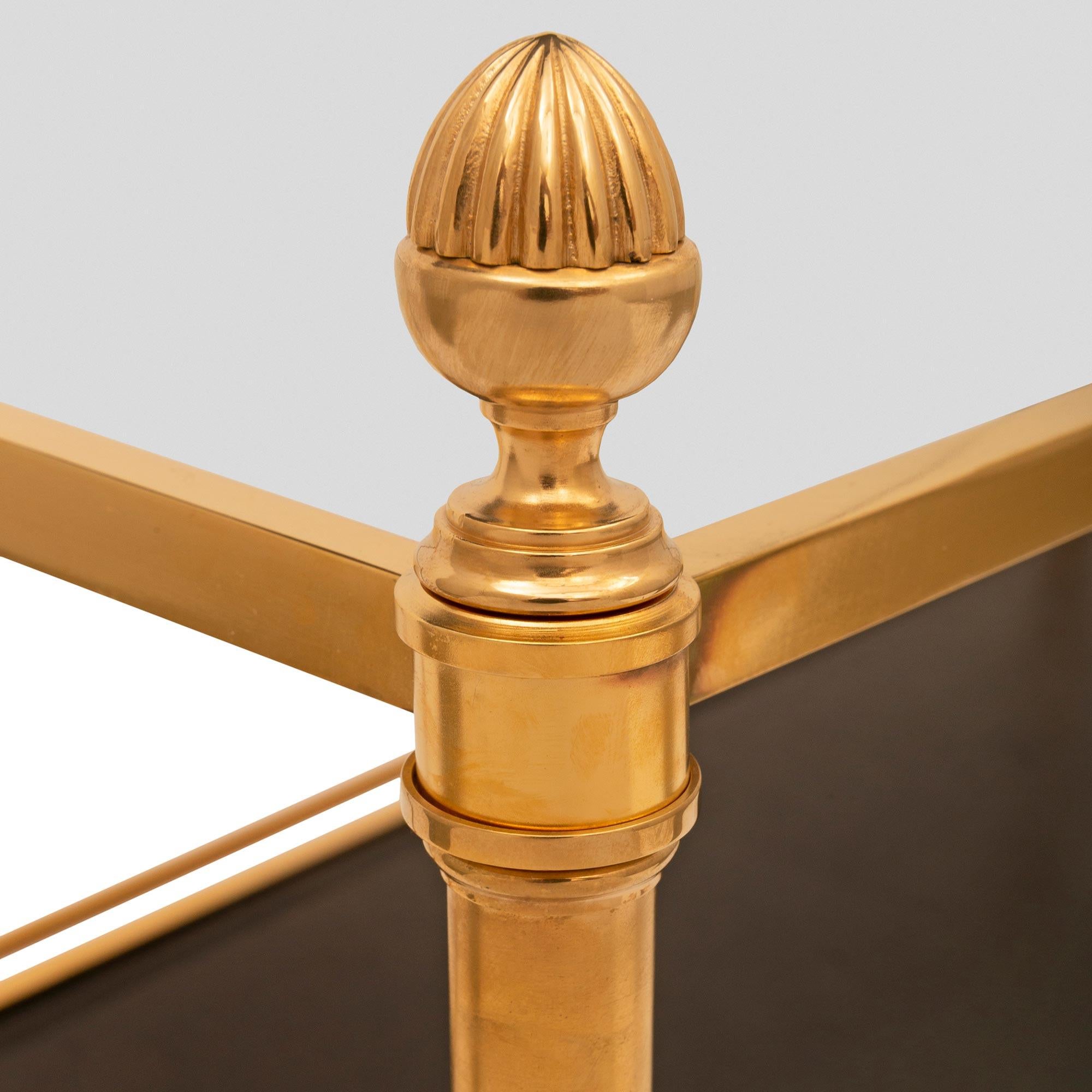 Französischer Couchtisch aus Goldbronze, Glas und Leder im Louis-XVI-Stil der Jahrhundertwende im Angebot 1