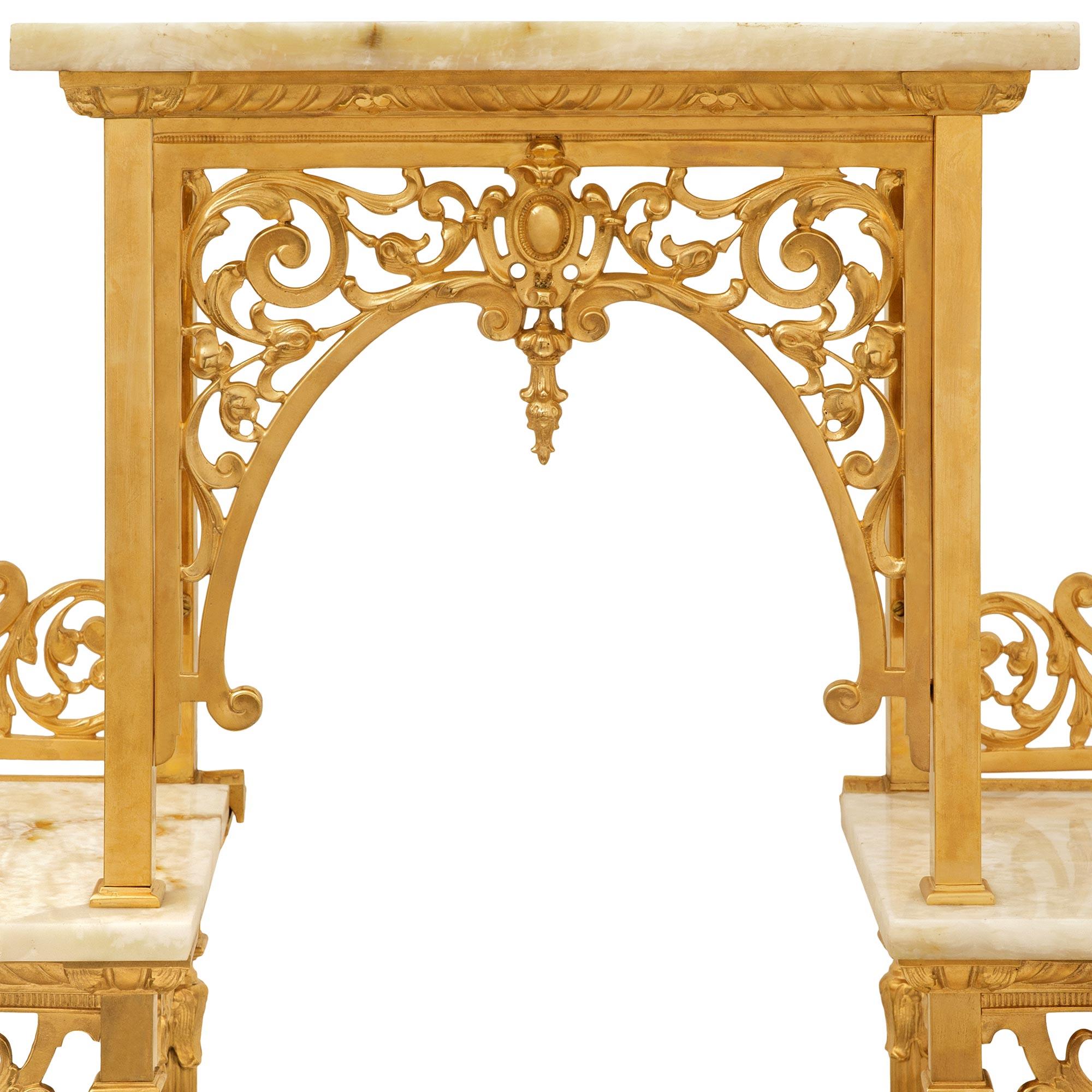 XIX secolo Credenza/scaffale francese di fine secolo Luigi XVI in ormolu, onice e vetro in vendita