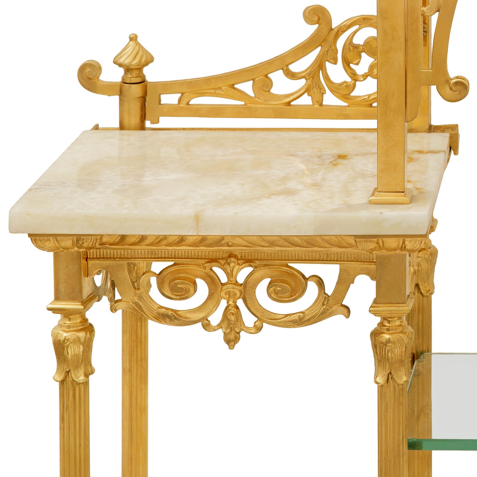 Onice Credenza/scaffale francese di fine secolo Luigi XVI in ormolu, onice e vetro in vendita
