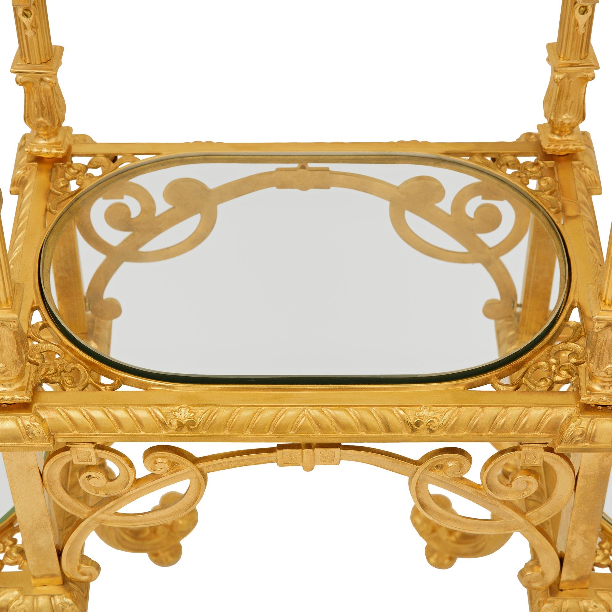 Credenza/scaffale francese di fine secolo Luigi XVI in ormolu, onice e vetro in vendita 1