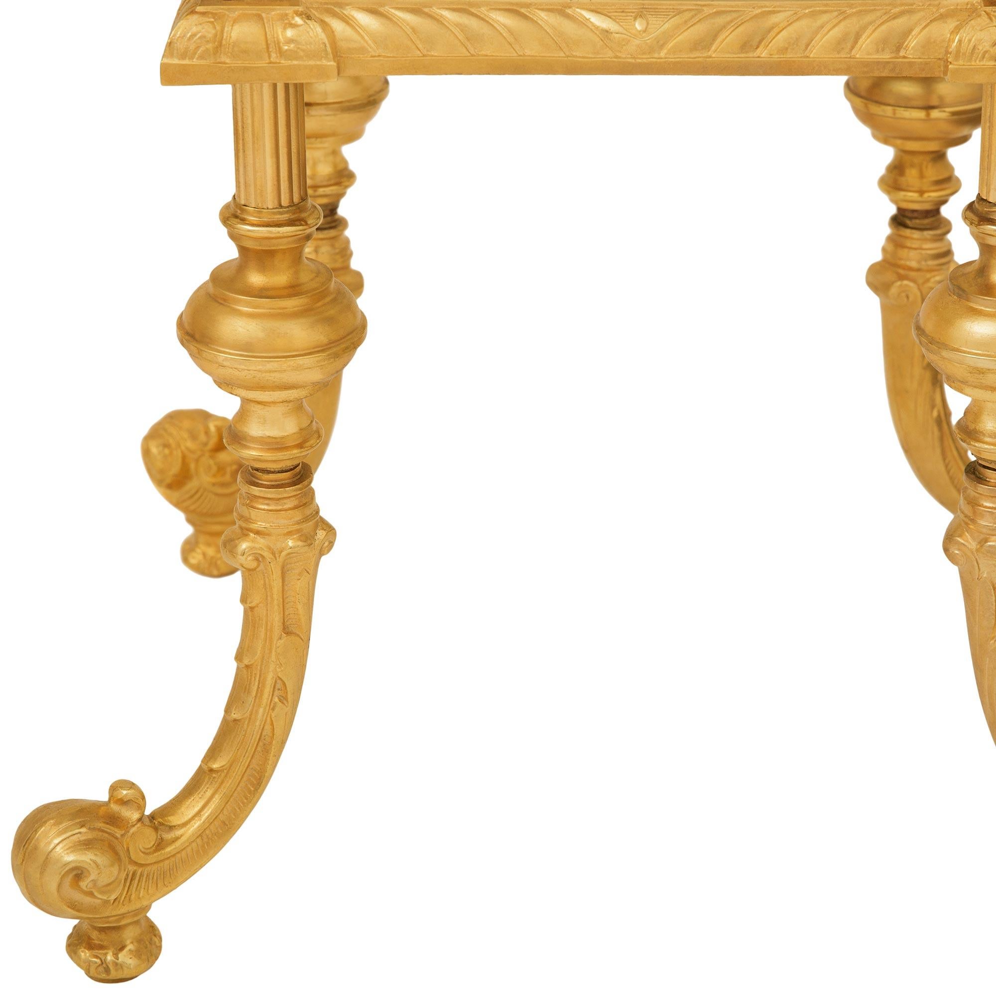 Credenza/scaffale francese di fine secolo Luigi XVI in ormolu, onice e vetro in vendita 2