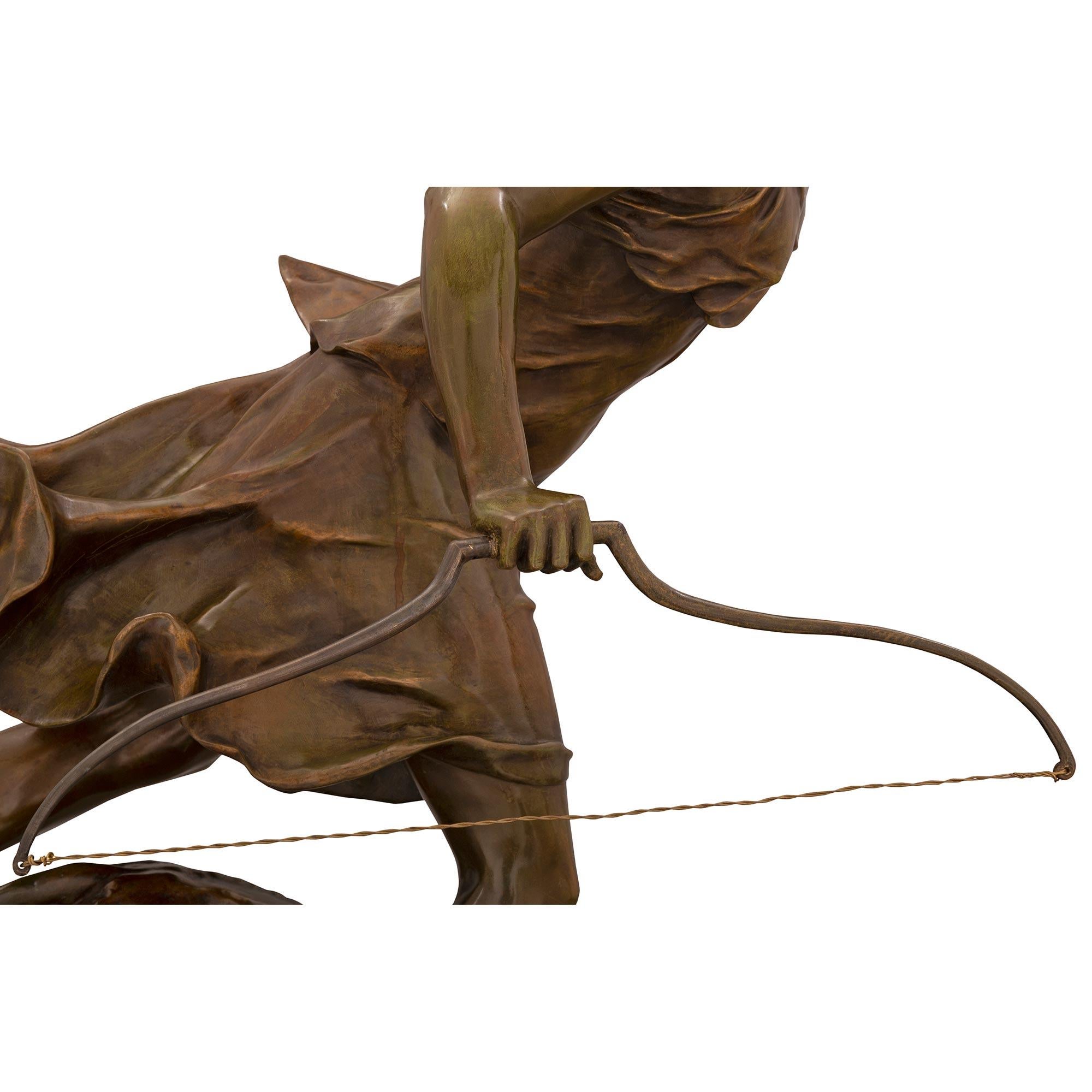 Französische Louis-XVI-Statue der Jägerin Diana der Jägerin aus der Jahrhundertwende (Bronze) im Angebot