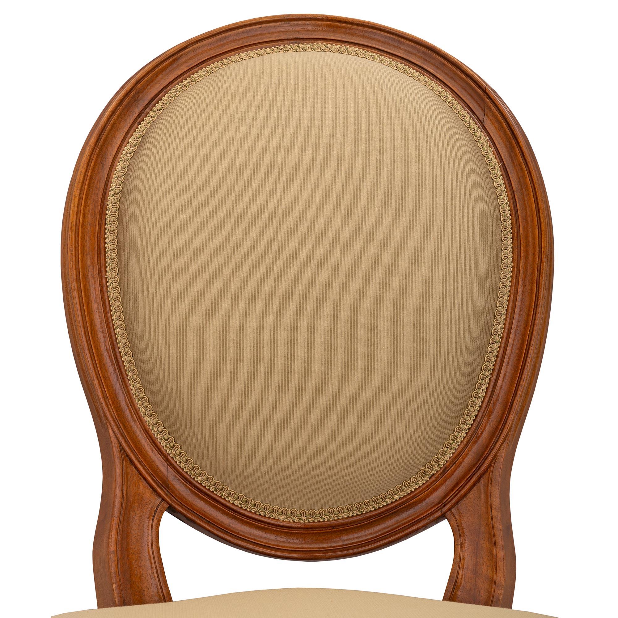 XX secolo Poltrona francese di fine secolo Luigi XVI in legno di noce in vendita