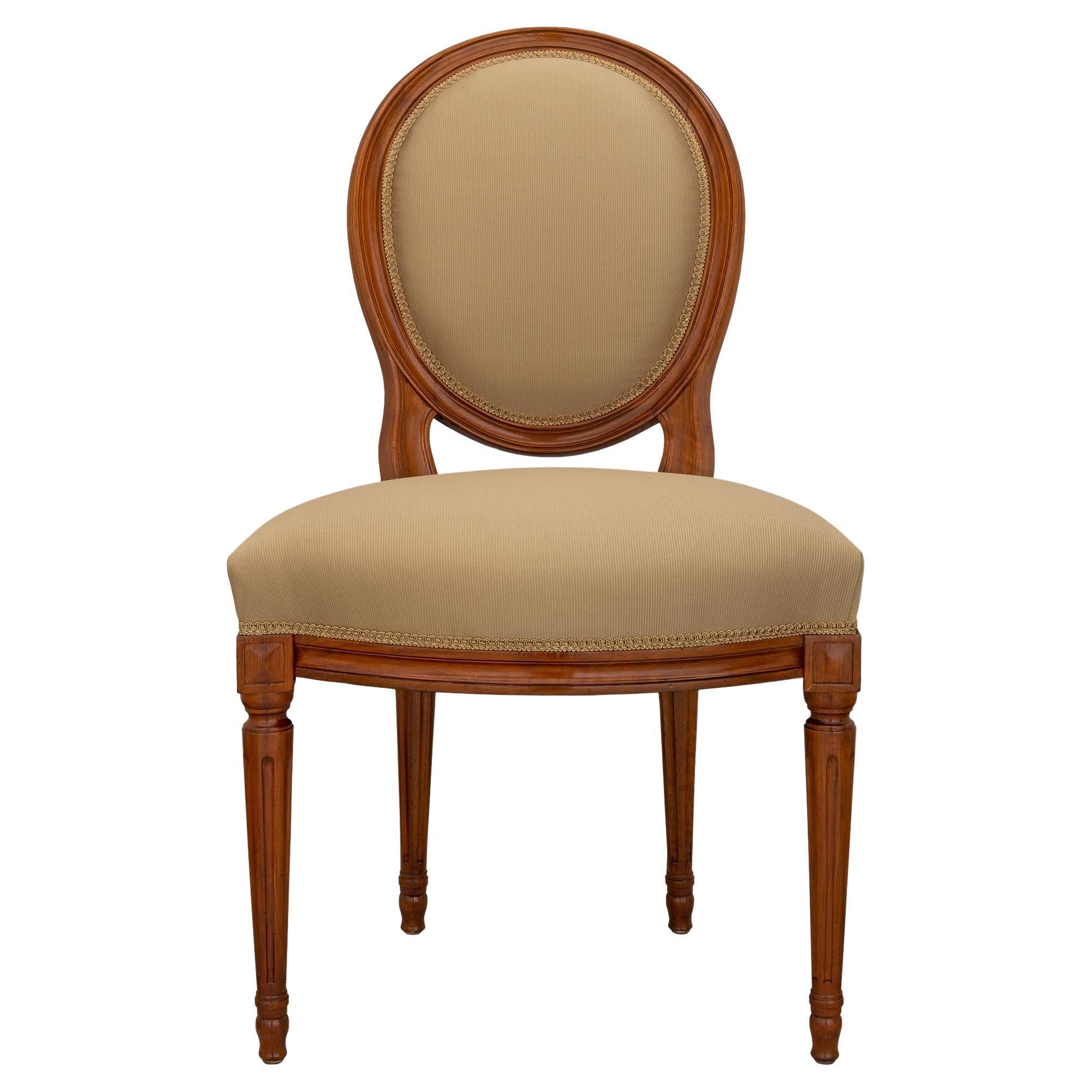Poltrona francese di fine secolo Luigi XVI in legno di noce