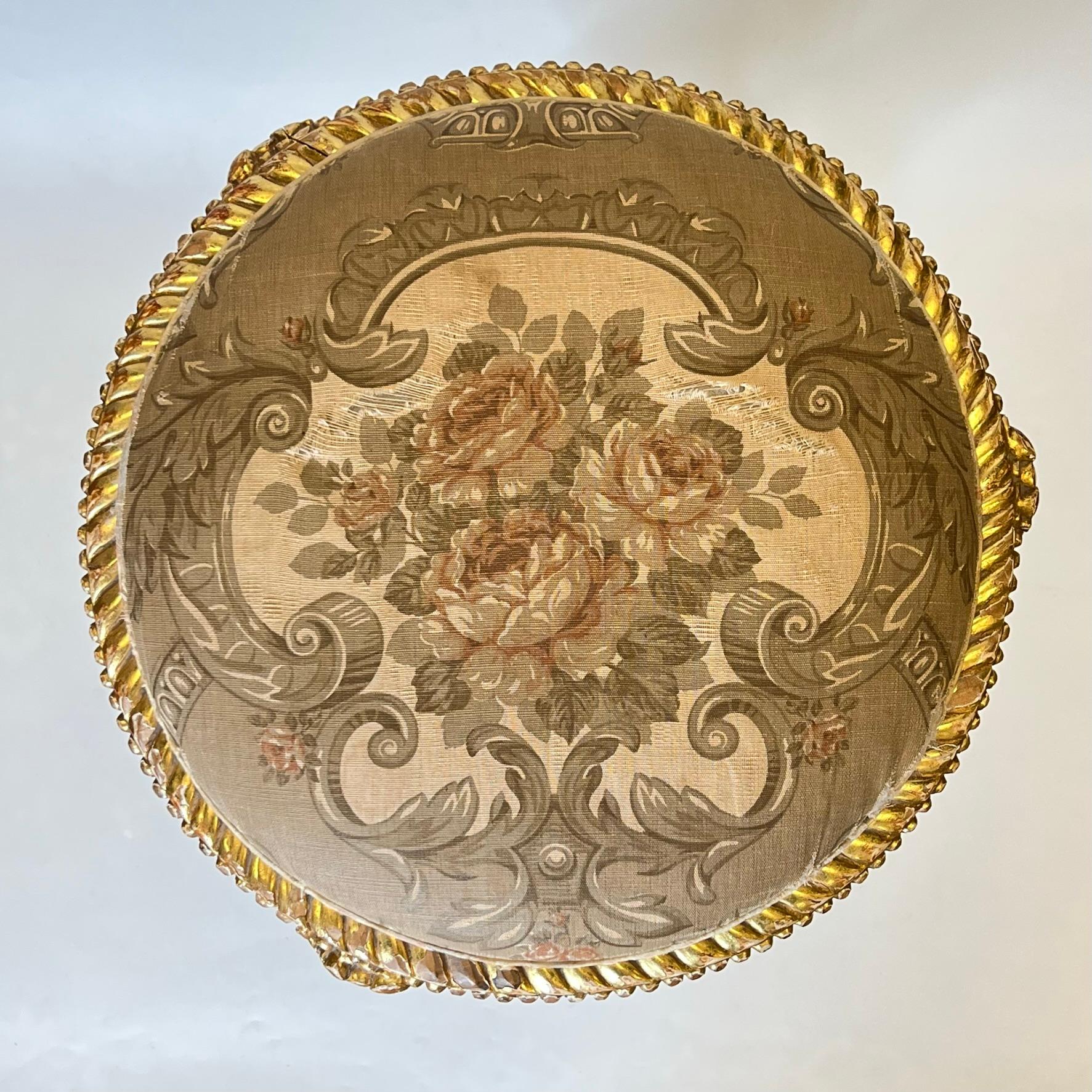  Französischer Hocker aus vergoldetem Holz im Louis-XVI.-Stil der Jahrhundertwende (Vergoldet)
