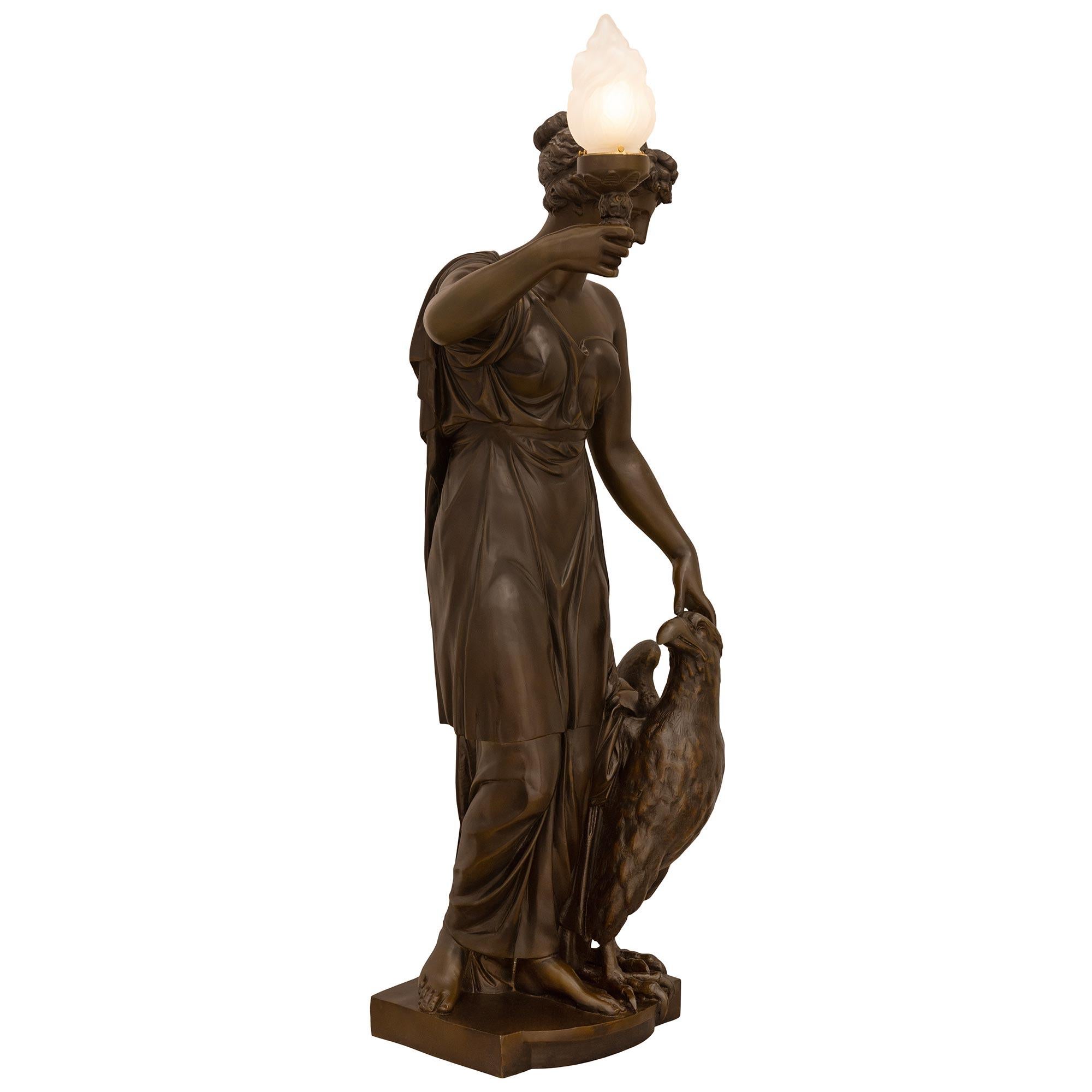 Français Statue/Lampe d'Hébé en bronze patiné du début du siècle en vente