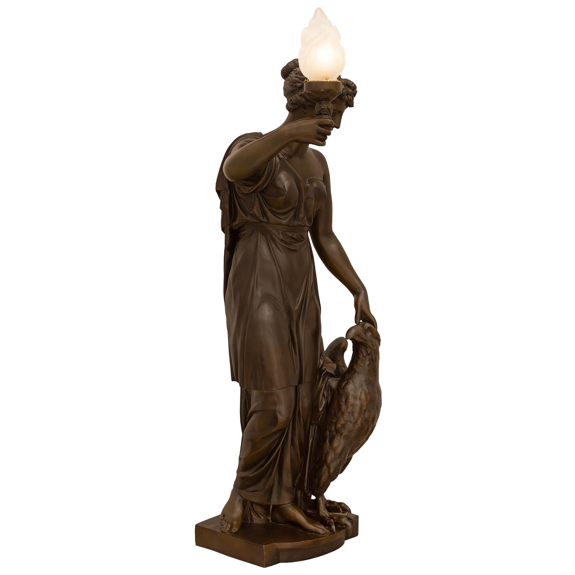 Francese Statua/Lampada di Ebe in bronzo patinato francese di fine secolo in vendita