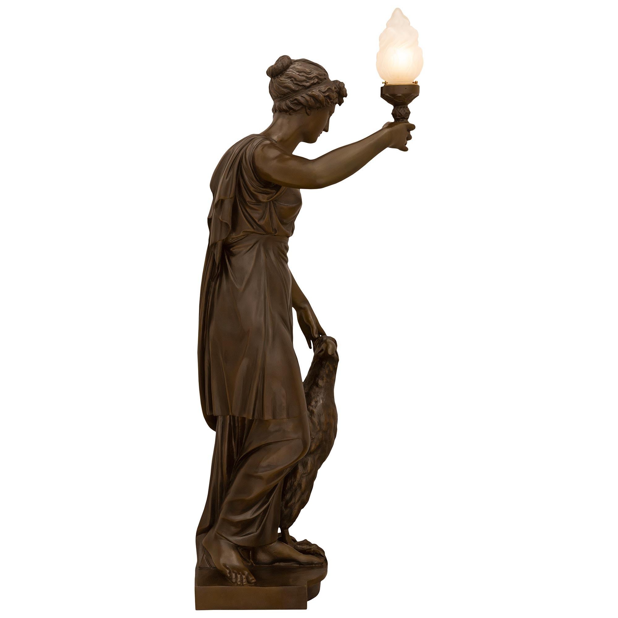 Patiné Statue/Lampe d'Hébé en bronze patiné du début du siècle en vente