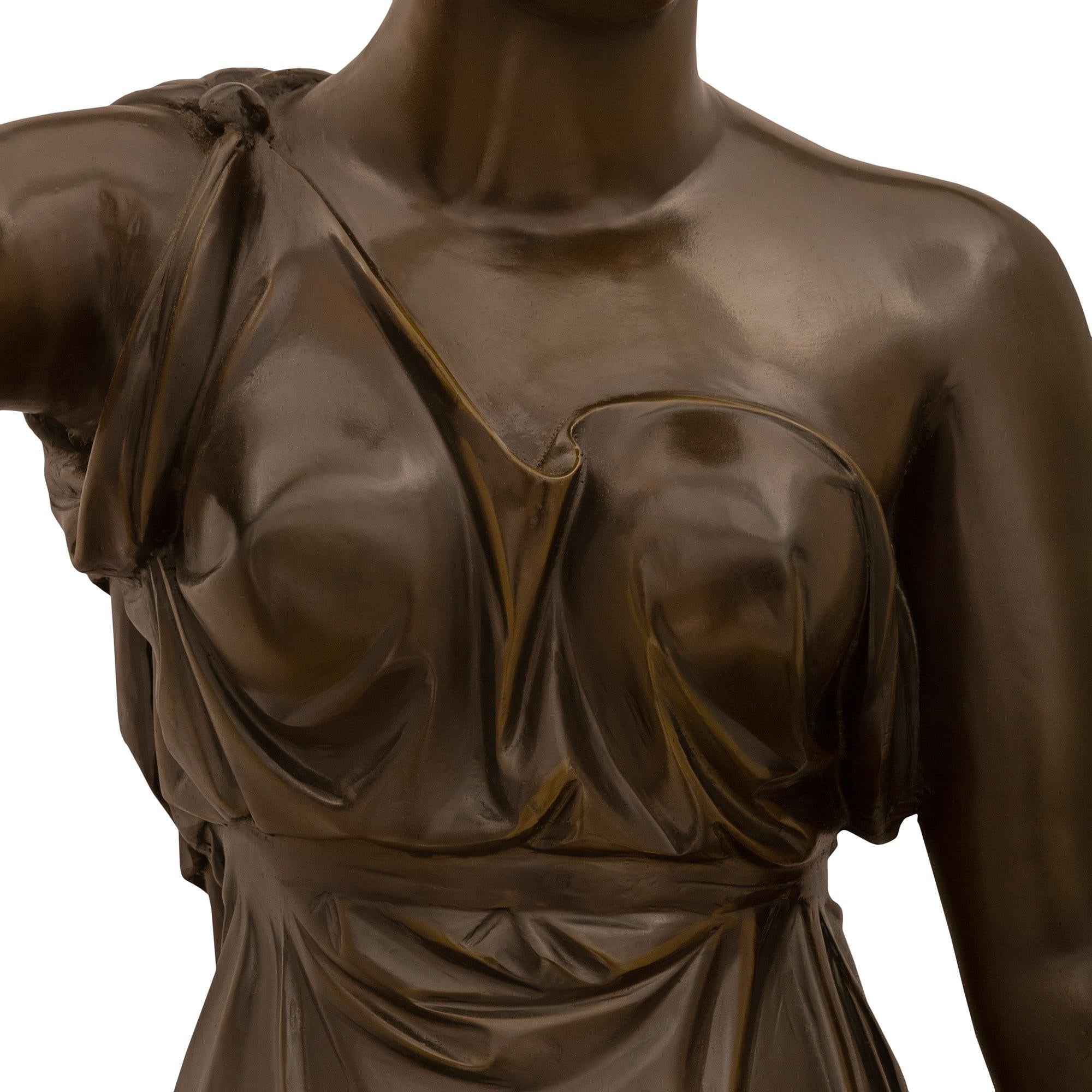20ième siècle Statue/Lampe d'Hébé en bronze patiné du début du siècle en vente