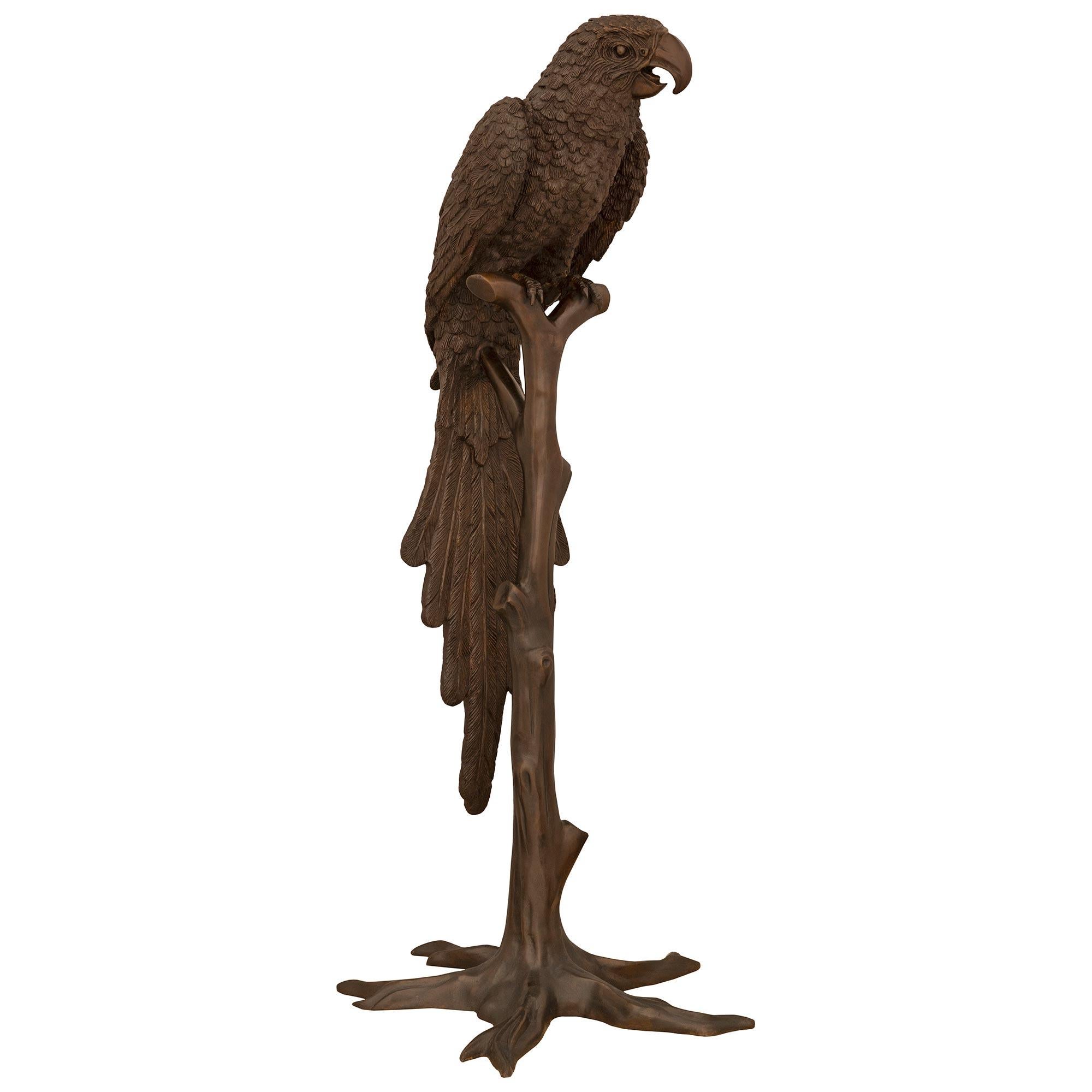 Francese Statua francese di fine secolo in bronzo patinato di un pappagallo in vendita