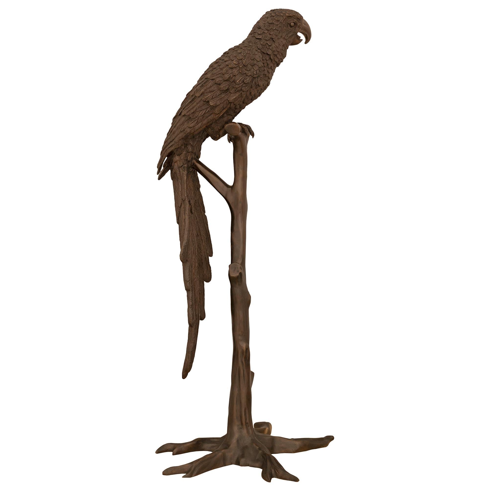 Patinato Statua francese di fine secolo in bronzo patinato di un pappagallo in vendita