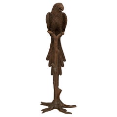 Estatua francesa de bronce patinado de un loro de principios de siglo