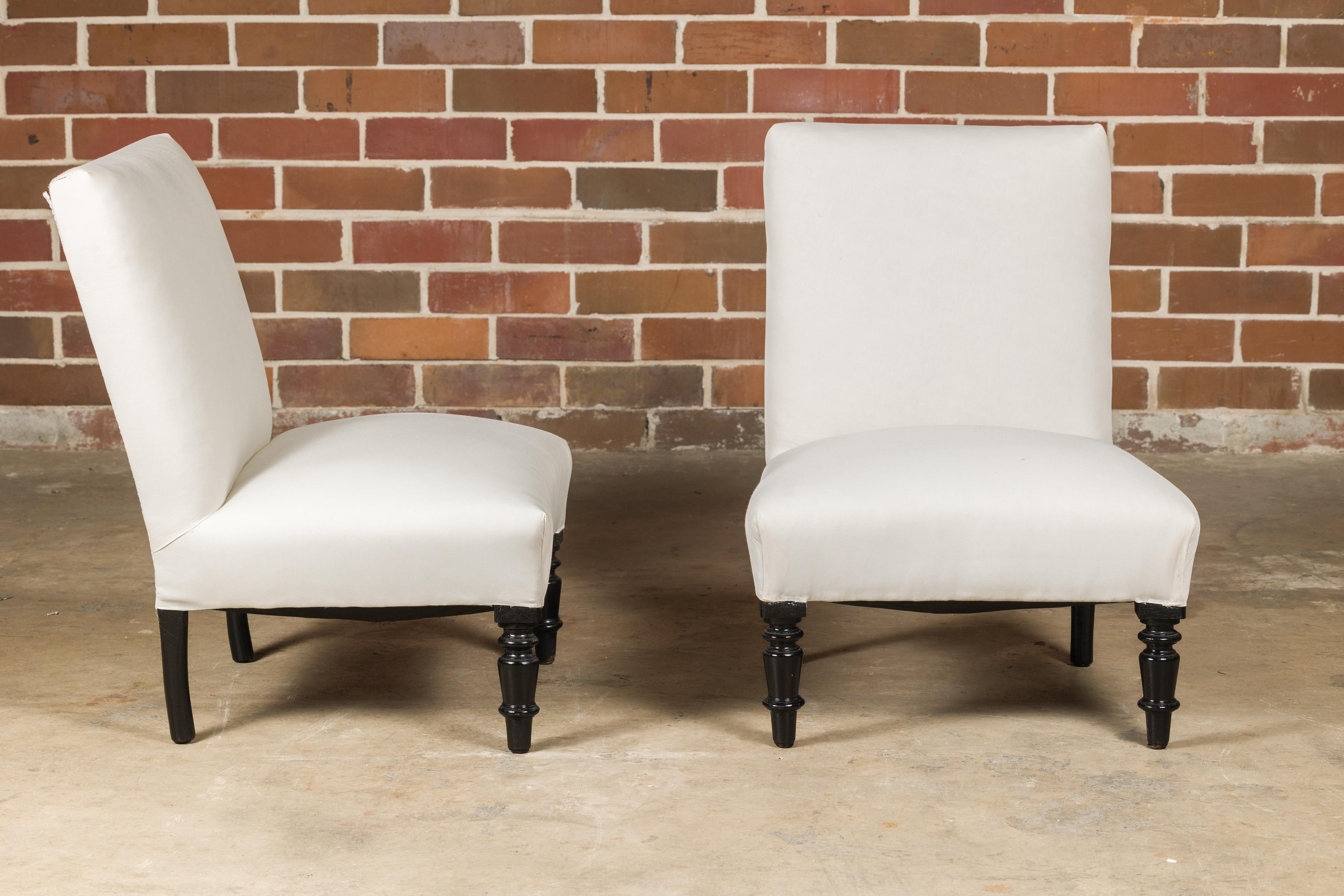 Französische Sessel ohne Armlehne der Jahrhundertwende mit ebonisierten, gedrechselten Beinen, ein Paar (Ebonisiert)
